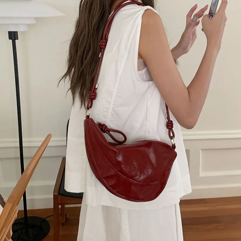 

2026 Trendy Women Red Saddle Bag Lady Korean Style Simplicity Vintage Shoulder Messenger Bag Female Luxury Designers Bags
