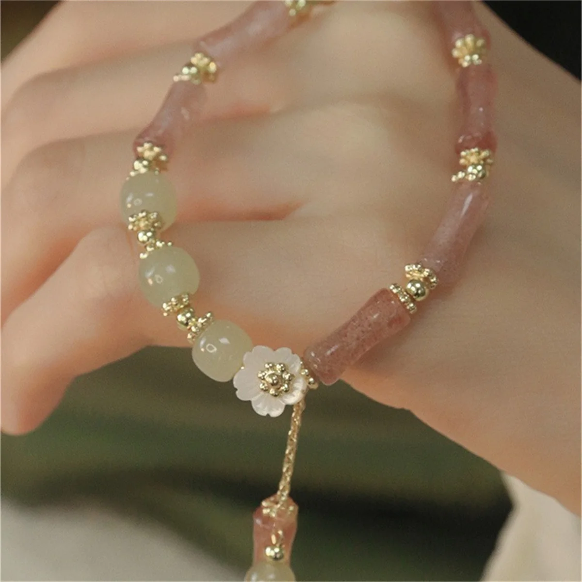 Bracciale fortunato con piccole perle verdi in giada Hetian imitazione per le donne Squisito braccialetto con fiori di bambù cinese con perle d'imitazione