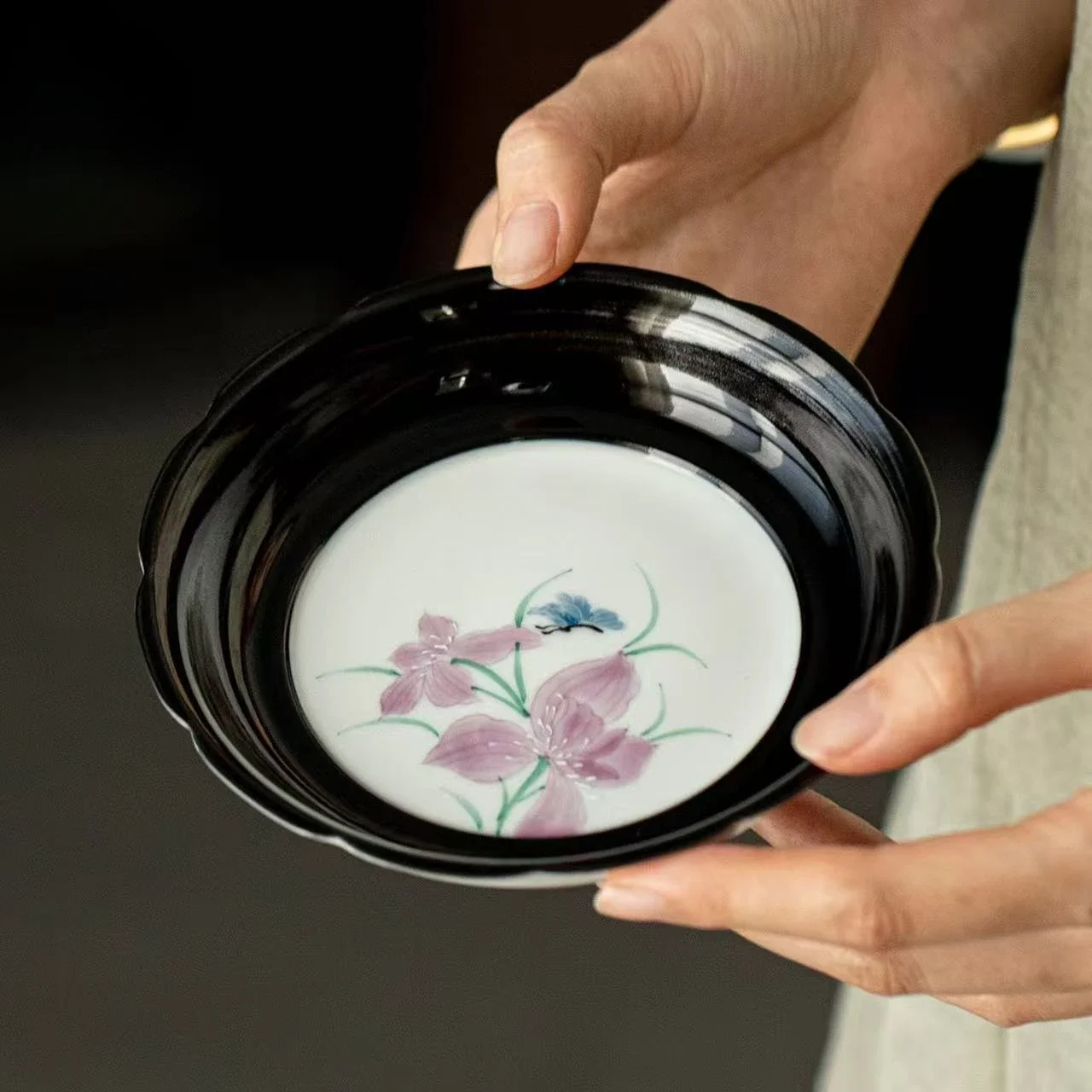 1Pc Black Ground Window Hand-painted Iris Pot Bearing Tea Ceremony Accessories Dry Brewing Plate Refreshment Plate Bottom Holder