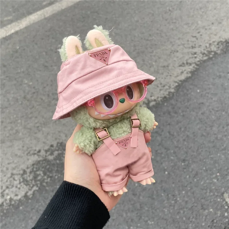 ชุดเสื้อผ้าตุ๊กตา Labubu Mini ขนาด 17 ซม. หมวกชาวประมง ชุดเอี๊ยม แว่นตาสไตล์เรโทร ชุดปาร์ตี้ ตุ๊กตาแบบนั่ง รุ่น I II อุปกรณ์ตกแต่งบ้านตุ๊กตา
