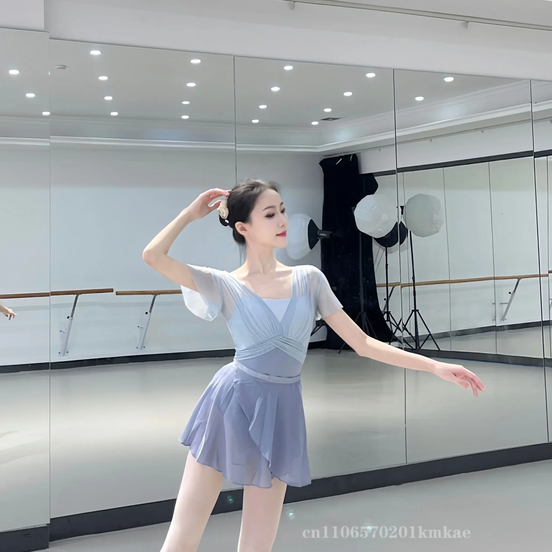 

Новые балетные трико для женщин с v-образным вырезом на спине и оборками на рукавах, сетчатый танцевальный костюм для тренажерного зала, йоги, купальники, элегантное боди