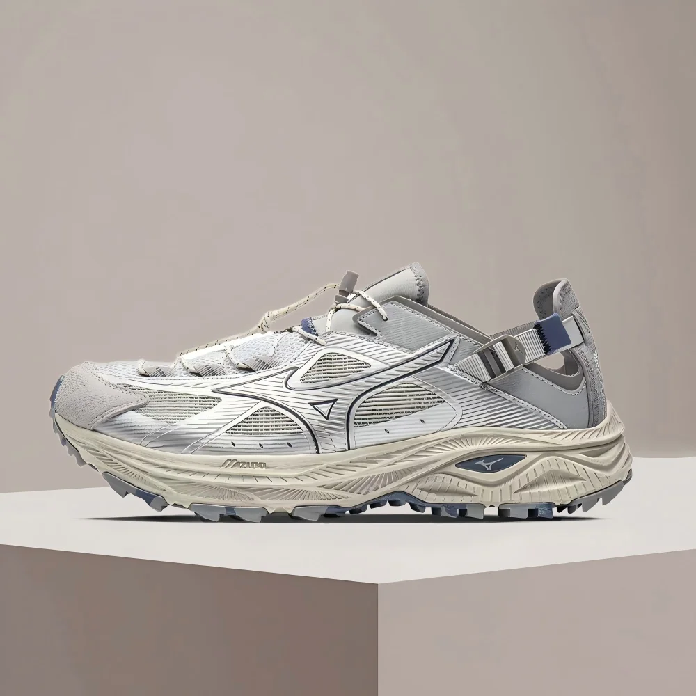 Унисекс-кроссовки Mizuno Racer Trail SEV2 серо-серебристого цвета для активного отдыха – дышащая конструкция, амортизирующий комфорт для перехода через ручьи D1GH261205
