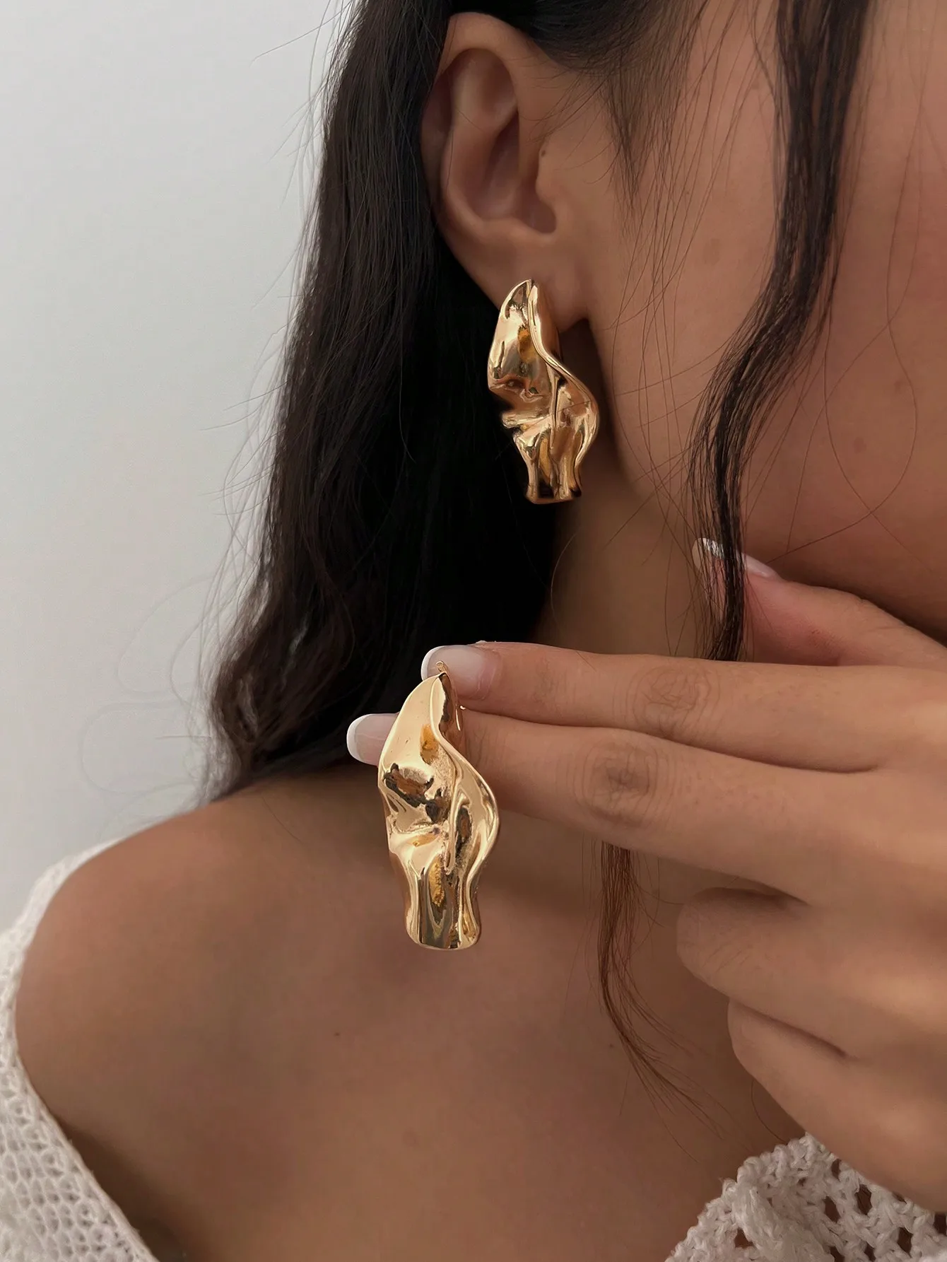 

Золотые асимметричные серьги-подвески из металла для женщин, минималистичные шикарные украшения для повседневной носки, вечеринок и банкетов