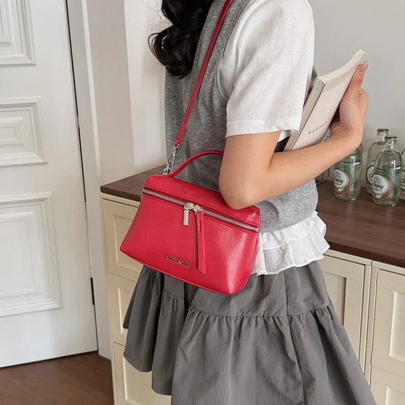 

Stylish Diaper Bag Large Capacity Messenger Purse Elegant Leather Tote Classic Designer Paris Fashion Commuter Handbag