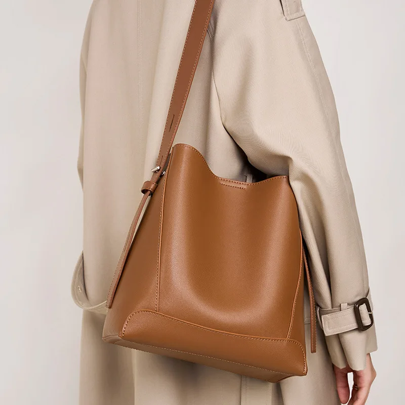 

2026 Women Spring Summer New Messenger Bag Lady Versatile Genuine Leather Shoulder Bag Female Large Capacity Commute Bucket Bag