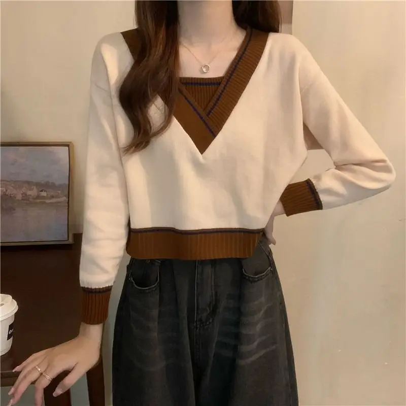 

Design sense niche fake two piece V-neck knitted sweaters women's early autumn new temperament contrasting color short top