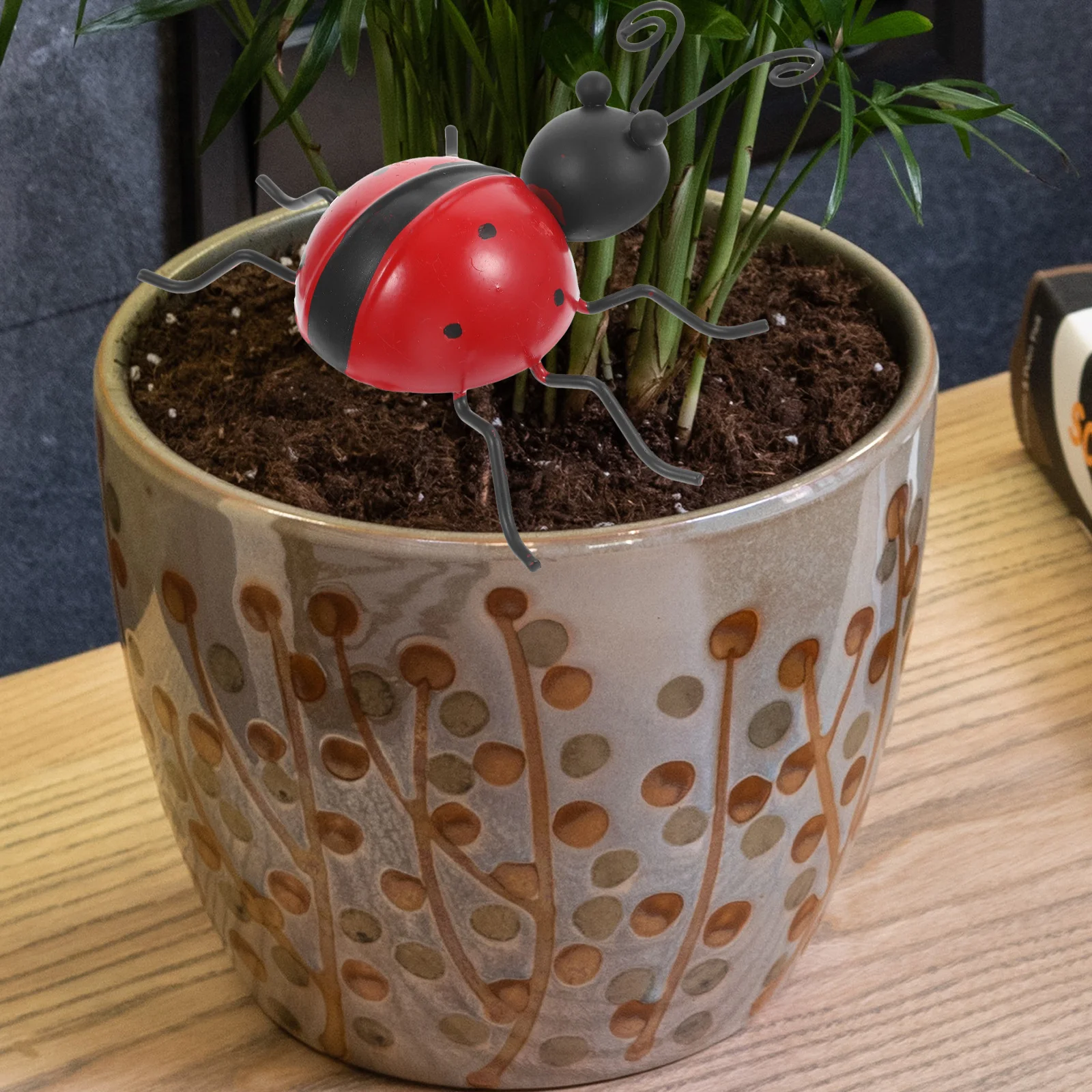 

4 pcs Iron Ladybug Decor Lifelike Garden Yard Ornament Outdoor Home Decor Metal Statue Simulated Insect Adornment