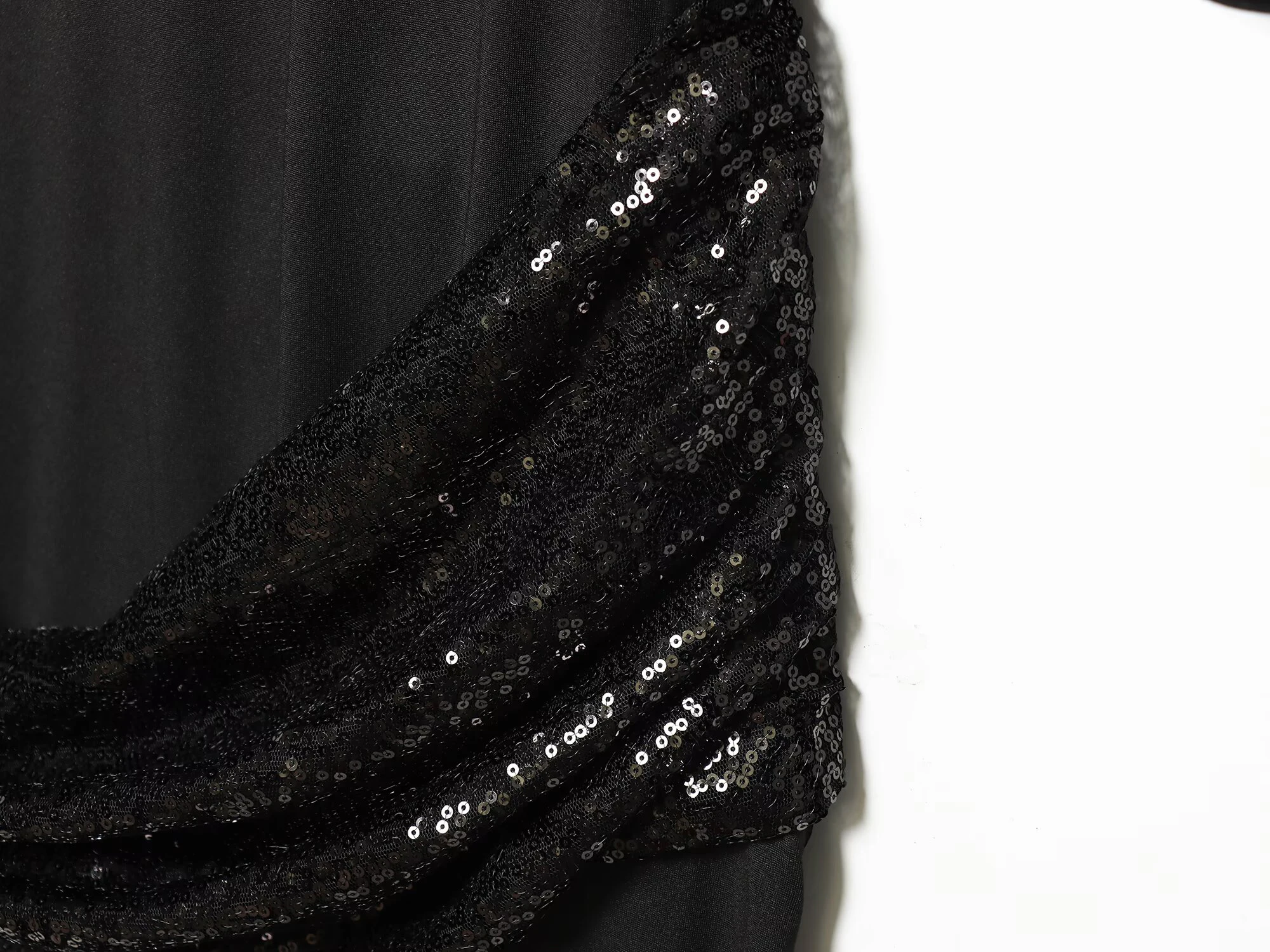 เดียบาเอ ชุดเดรสผู้หญิงสไตล์เรียบง่ายมาก คอตั้ง แขนสั้นทรงหลวม ประดับลูกปัด พร้อมเข็มขัดแฟชั่น ความยาวปานกลาง