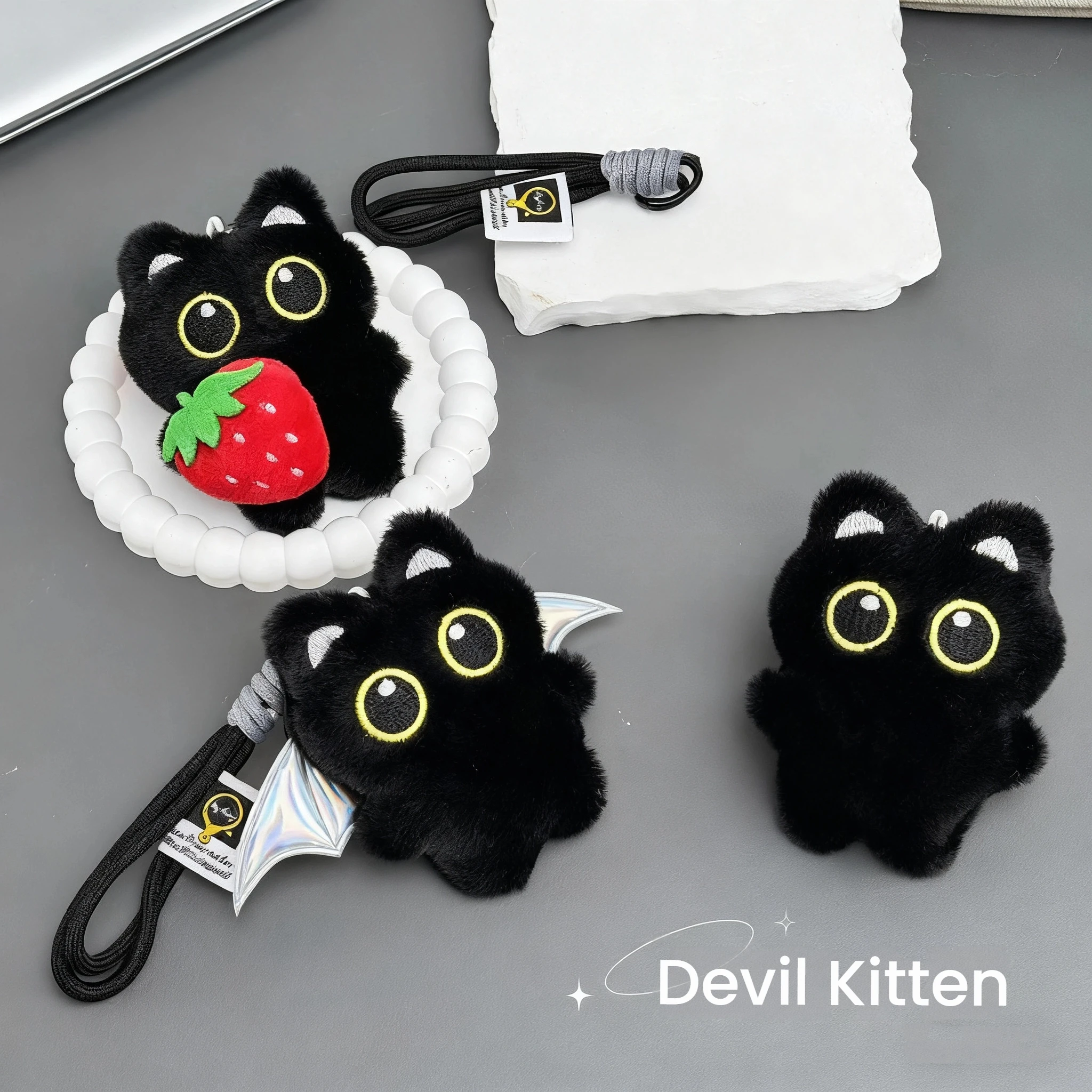 กระเป๋าสะพายกล้อง 1 ชิ้น พร้อมพวงกุญแจตุ๊กตาแมวดำปีกเงิน ของขวัญพวงกุญแจรถยนต์