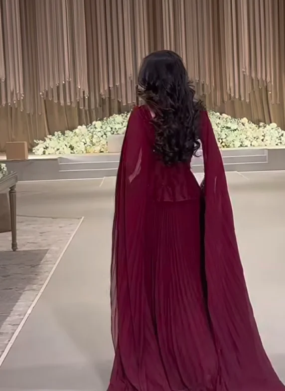 Vestido de noche color borgoña, vestido de fiesta de Arabia Saudita, mangas casquillo con cordones en la espalda, tren de barrido, cuentas importantes, se acepta hecho a medida
