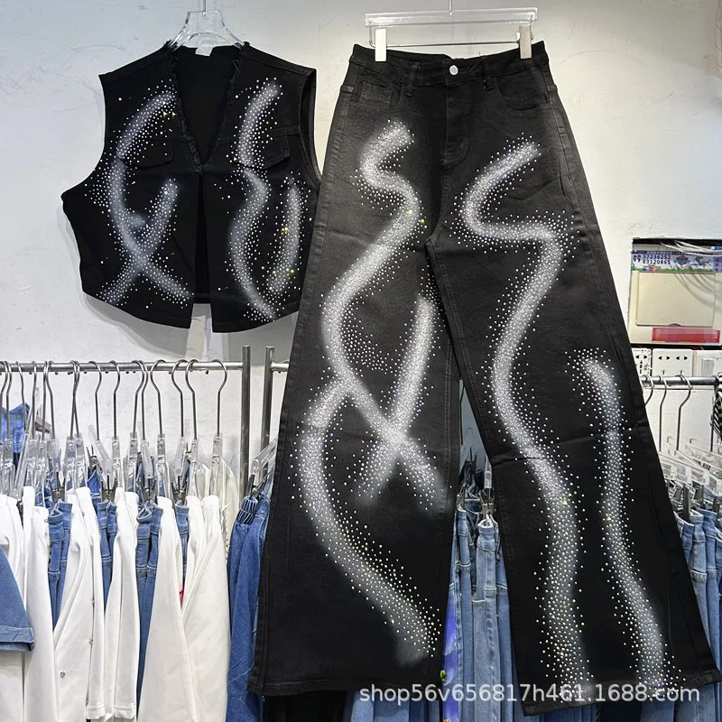 

Large Size Women Denim Sets Graffiti Hot Diamonds Sleeveless V-neck Vests Coat + Fashionable High Waist Loose Straight Jeans