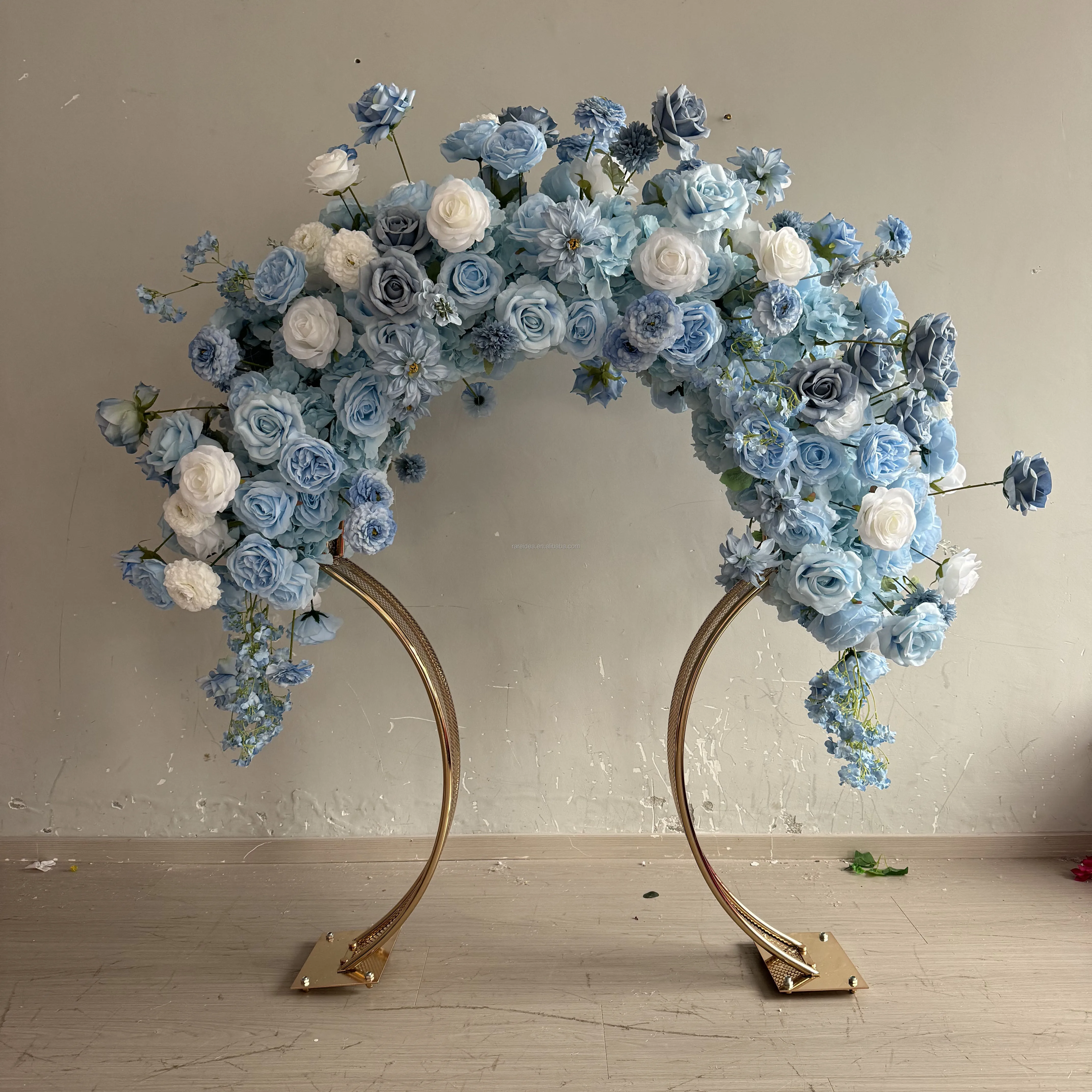 Hot Sale Wedding Supplies Artificial Blue Row Center Ornament with Gold Stand Wedding Table Party Ornament