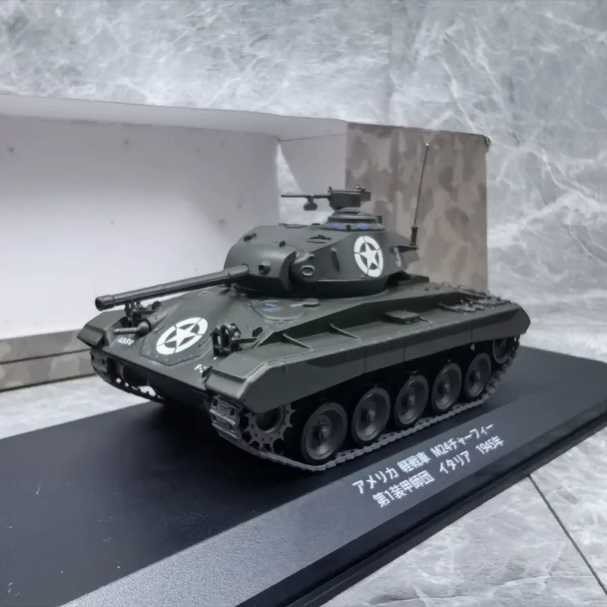 1/43 M24 1945 U.S. light tank (alloy（main body）+plastic material) model ornament