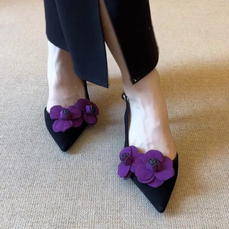 

Женские туфли-лодочки из мягкой кожи в парижском стиле с цветочным декором, острым носком, высоким каблуком-шпилькой, открытой пяткой и ремешком с одной пряжкой, с открытым носком