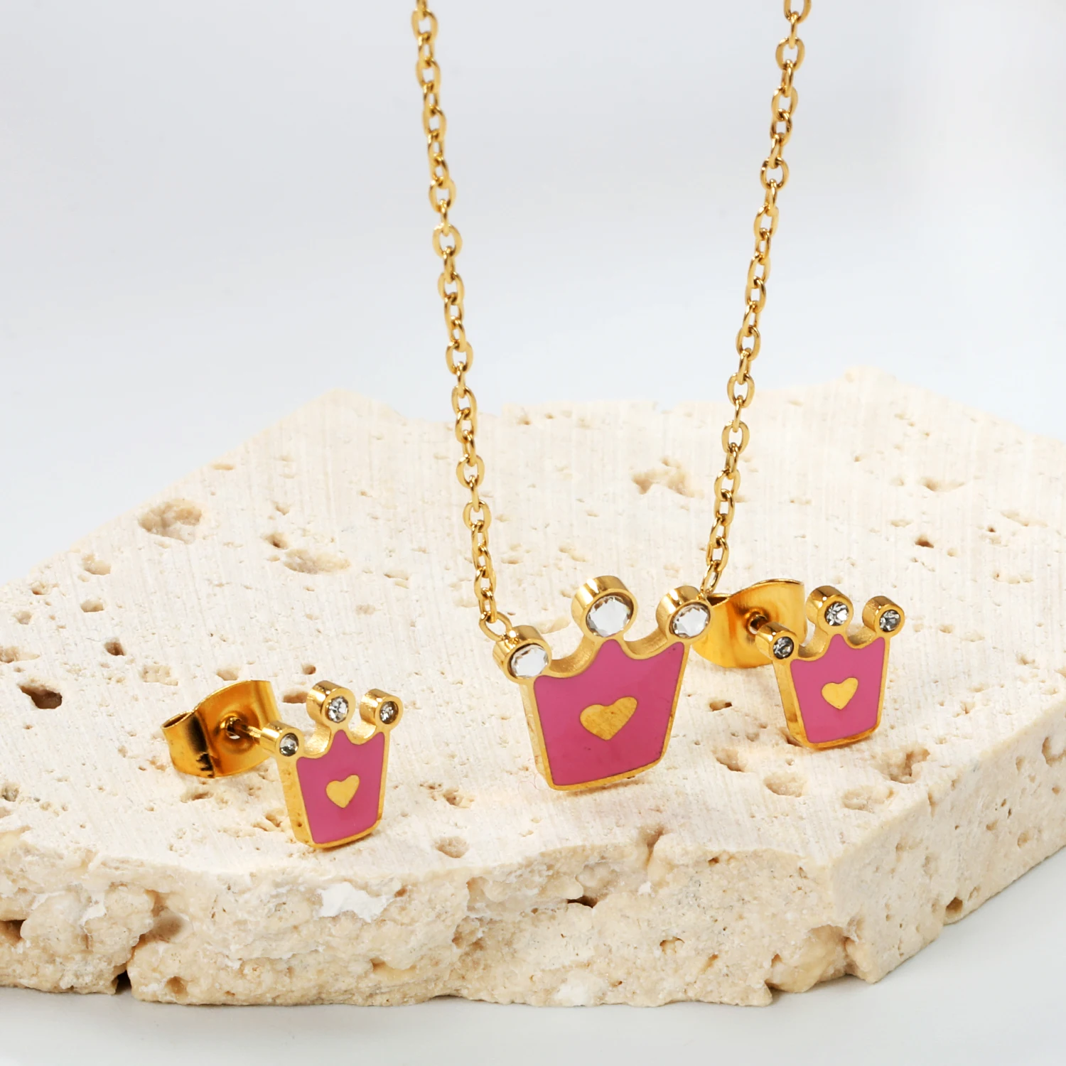 Conjunto de Joyería de Acero Inoxidable para Niñas: Collar y Pendientes de Corazón con Corona Rosa y Circones, Diseño de Lazo, Dos Piezas