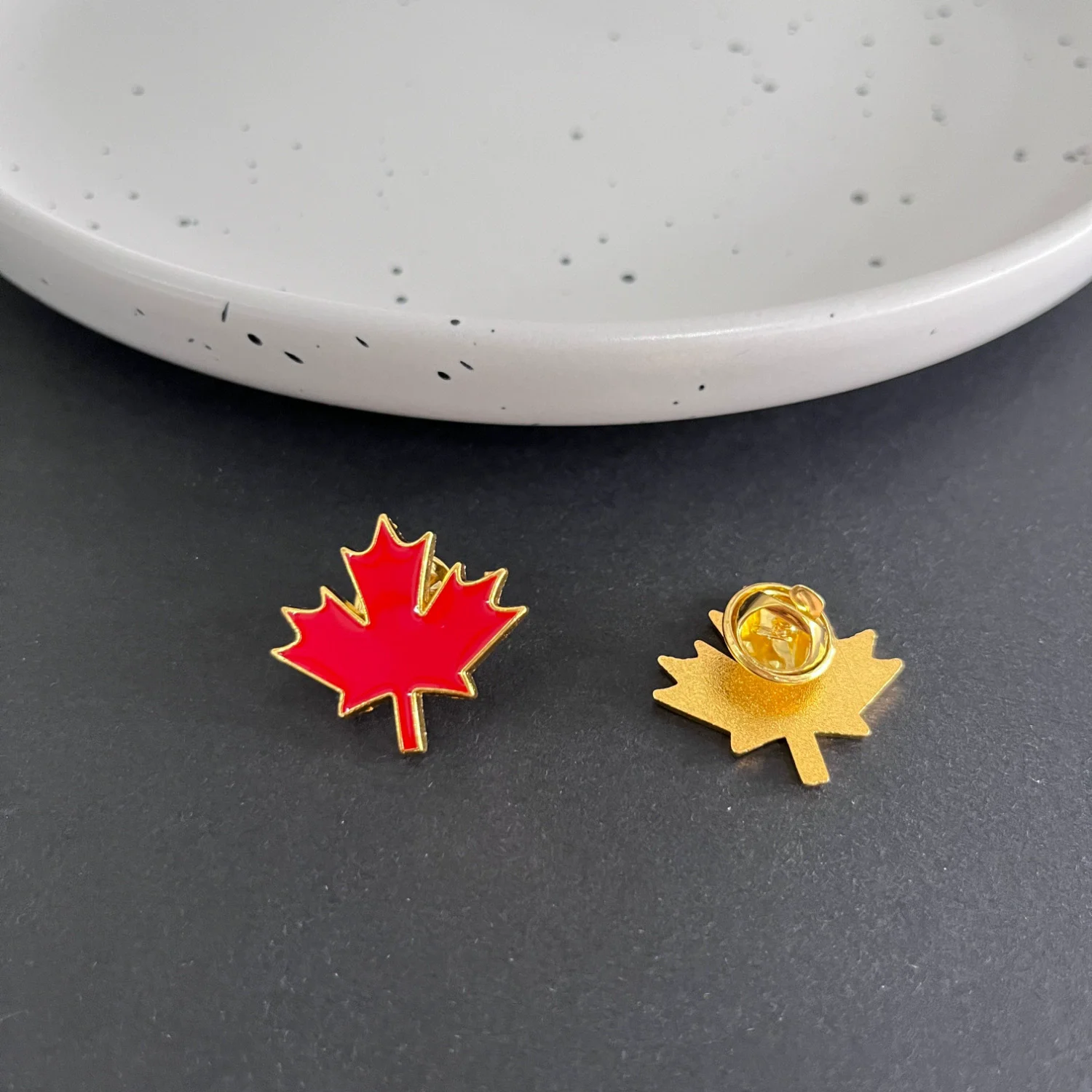 Enameled Red Maple Brooches Ca - đánh giá và giá Men'S Accessories Canada