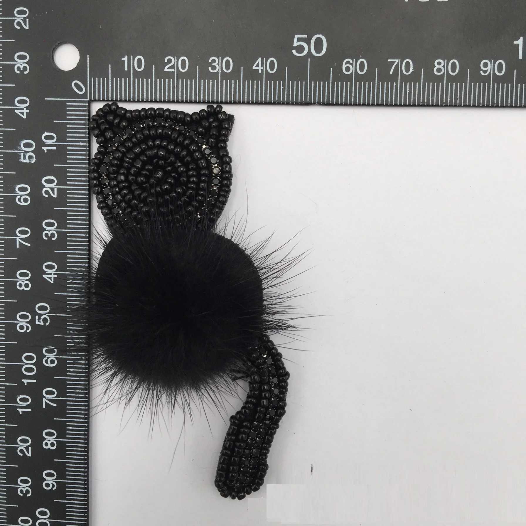 2 pezzi di perline nuovo peloso in bianco e nero gatto pasta di stoffa abbigliamento scarpe cappello borsa decorazione foro fai da te patch panno