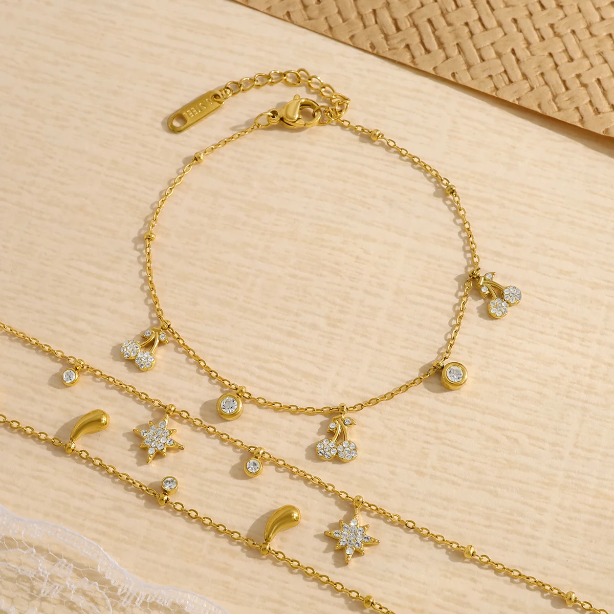 WILD & FREE Exquisitos brazaletes de dijes de cristal para mujer Joyería impermeable de acero inoxidable elegante de moda chapada en oro de 18 quilates