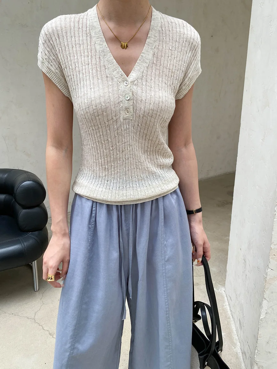 Sommerlicher Damenpullover in unifarbenem Design mit Knopfleiste, V-Ausschnitt und schlankem Schnitt, kurzärmelig. – Detail 8