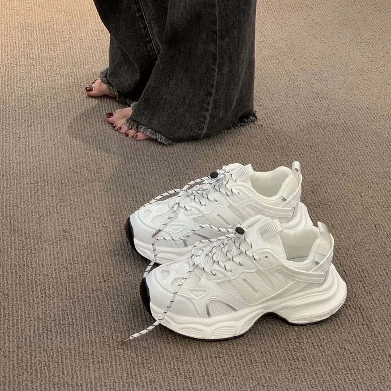 أحذية أبيض جديدة لخريف 2025 للنساء، زيادة الطول الطويل، قاع سميك، أحذية رياضية كلاسيكية على شكل كعكة الصنوبر