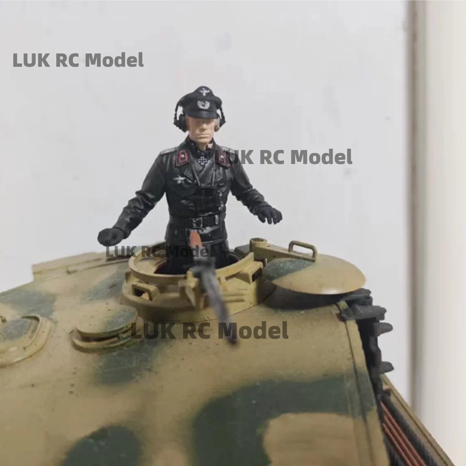 รถถังบังคับวิทยุขนาด 1/16 รุ่น HL จำนวน 1 ชิ้น ทำจากพลาสติก ทหารเยอรมัน ใช้ได้กับ M1A2 Abrams 3918 Tiger I พร้อมทหารทาสี อะไหล่ DIT ของเล่นทหาร