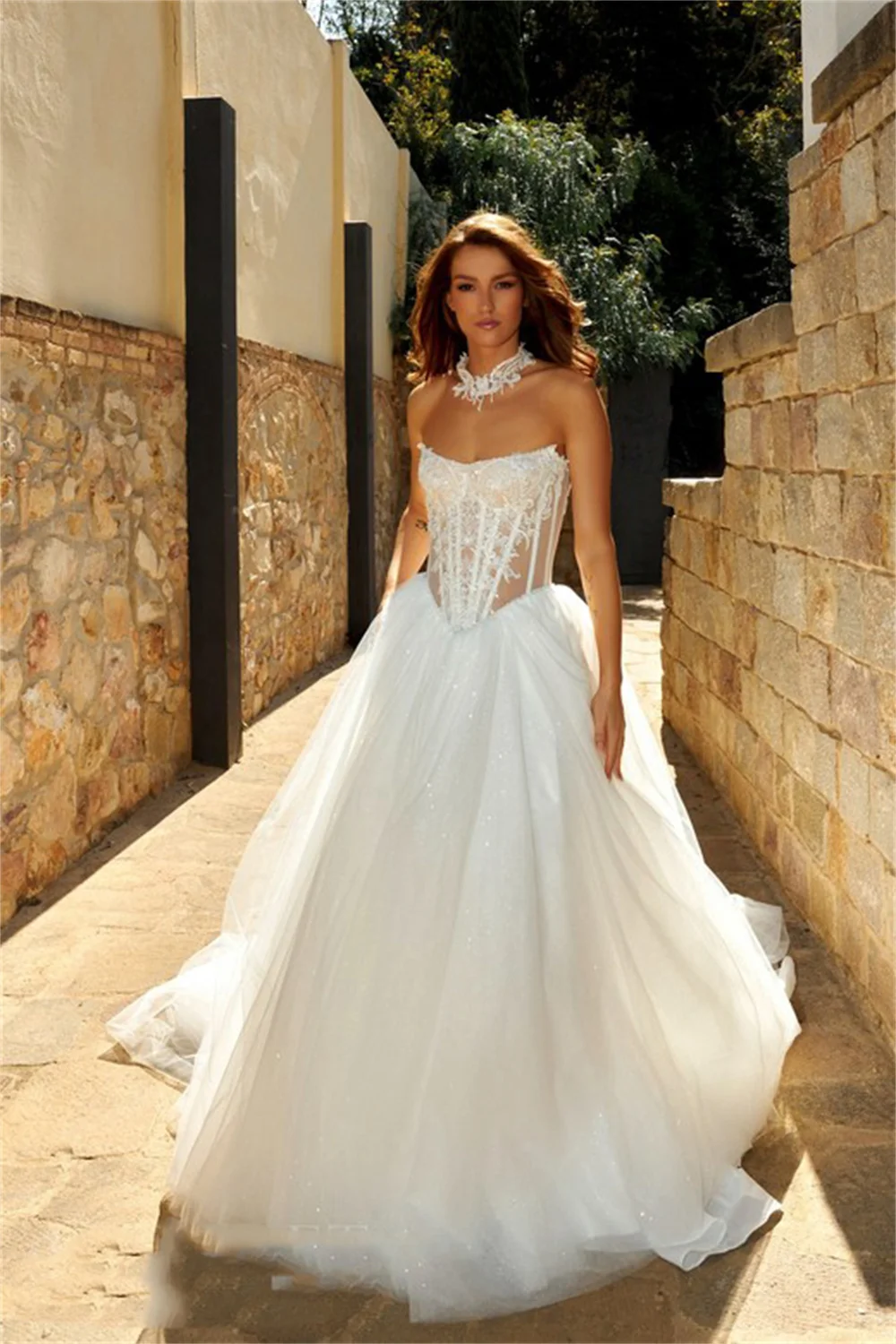 Urocze suknie ślubne z dekoltem w łódkę, aplikacjami z koronki, o kroju litery A, szyte na miarę, kolekcja 2026 Rode De Morrie