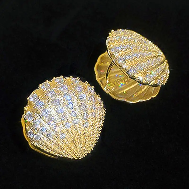 Huitan Ästhetische Muschelförmige Damen-Creolen für elegante Partys und Hochzeiten, charmante, trendige Schmuckstücke mit glänzendem CZ-Stein