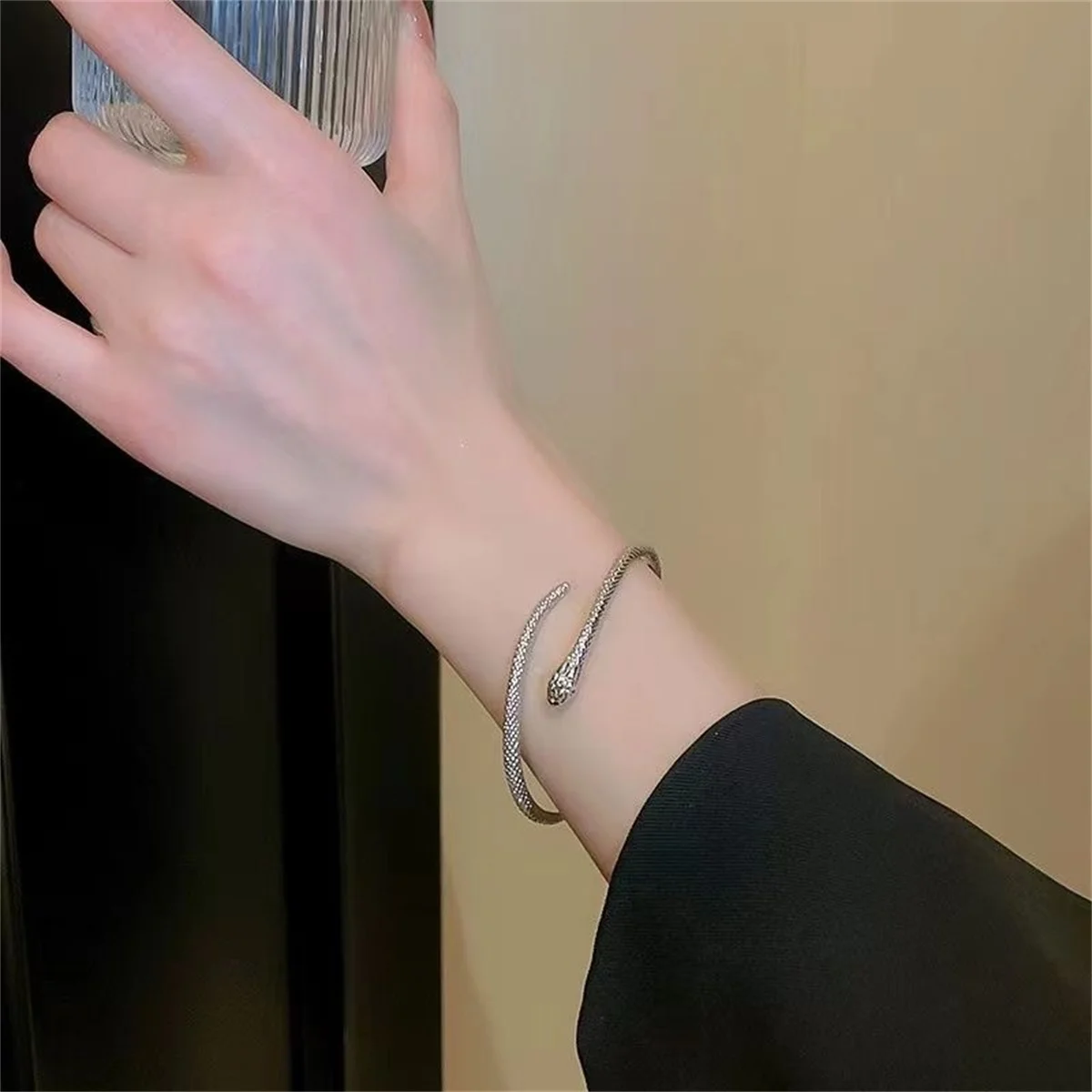 Hetian Jade Bell Bracelet Bangle Retro Palace Design Fashionable Women's Jewelry Antique daily accessories