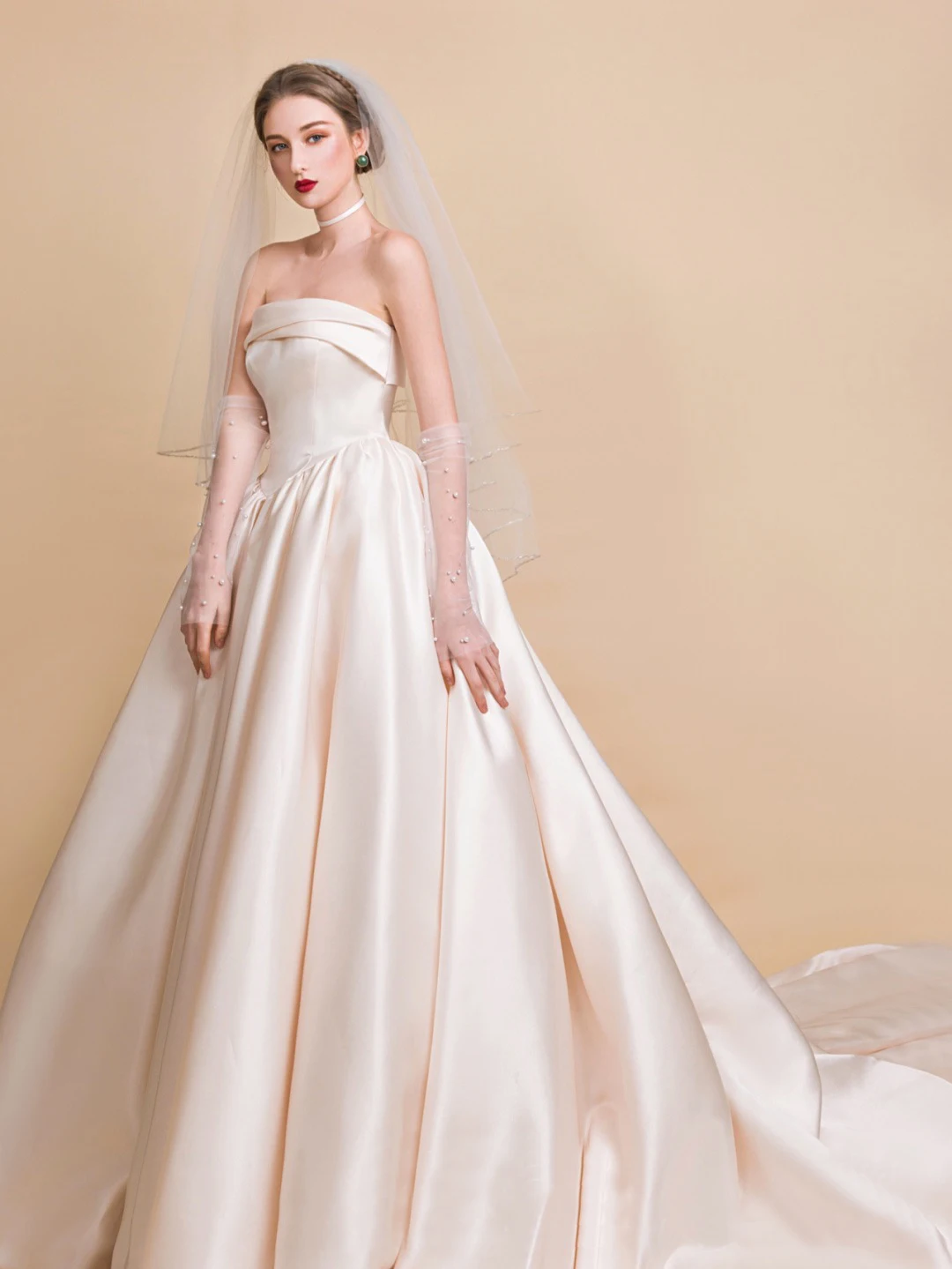 Vestido de novia de satén personalizado, Falda plisada sin mangas con cuello de corazón, Vestido de novia de lujo de princesa