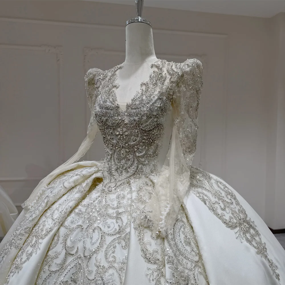 فستان زفاف قابل للتخصيص بياقة على شكل V وأكمام طويلة مع ظهر مفتوح وتطريز وكريستال، تصميم 2026