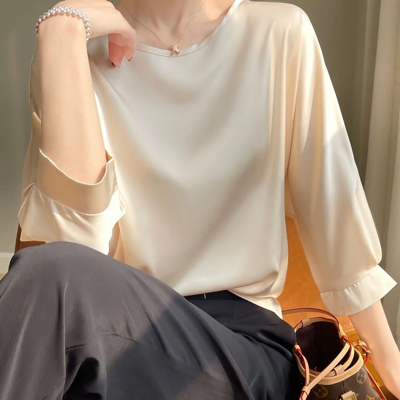 Camiseta de manga media de seda satinada para mujer, Tops básicos sólidos, camisetas finas informales con cuello en V, blusas sueltas para mujer 2023