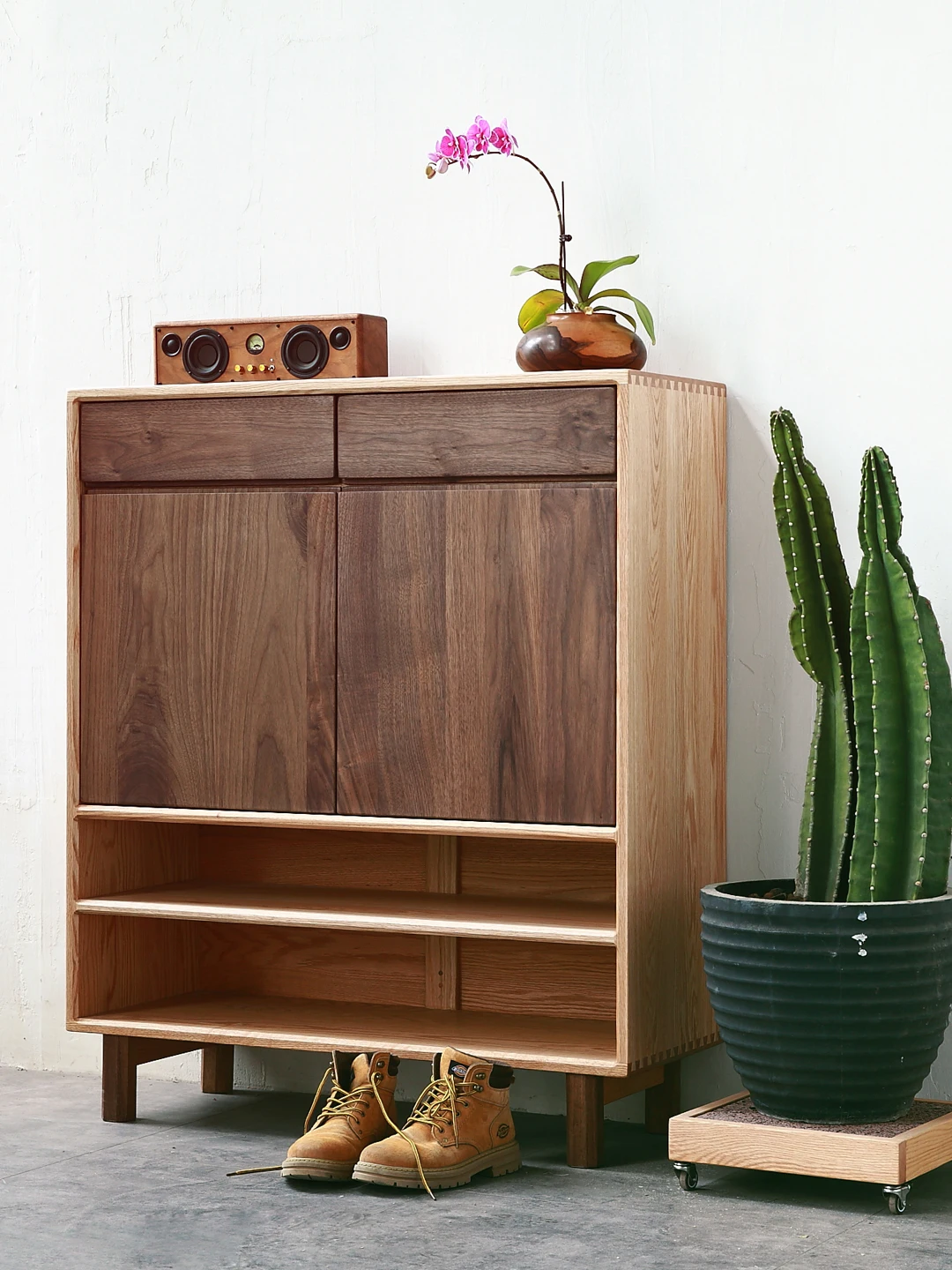 Solid wood porch cabinet Japanese retro storage foyer Small apartment opposite door storage cab inet
