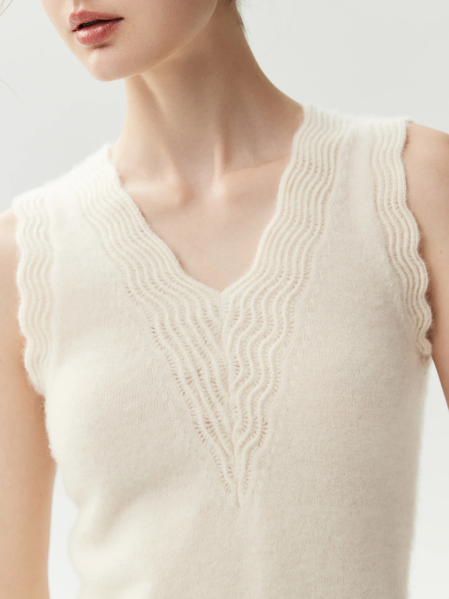 100% Cashmere Women V‑Neck Sleeveless Pullover Vest Ruffle Wave Trim Ladies Autumn Winter Soft Warm Knit Sweater Daily Wear Knit
