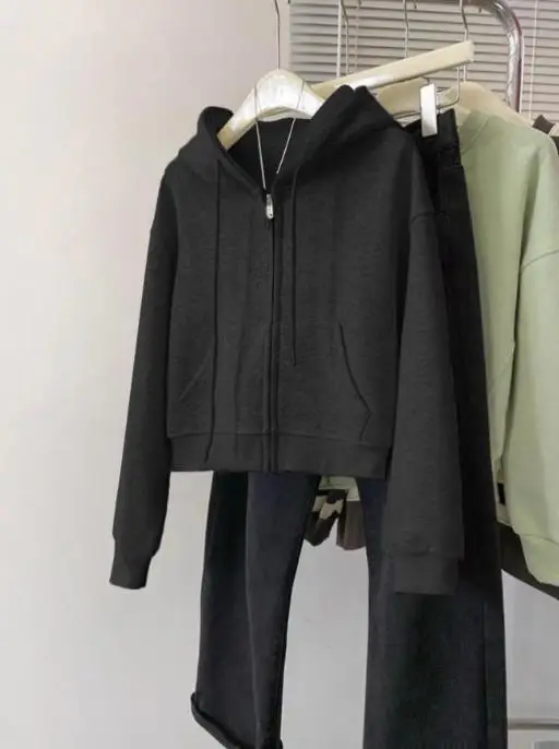 سترة نسائية بأكمام طويلة مع سحاب تصميم مائة برج للترفيه لخريف وشتاء 2025