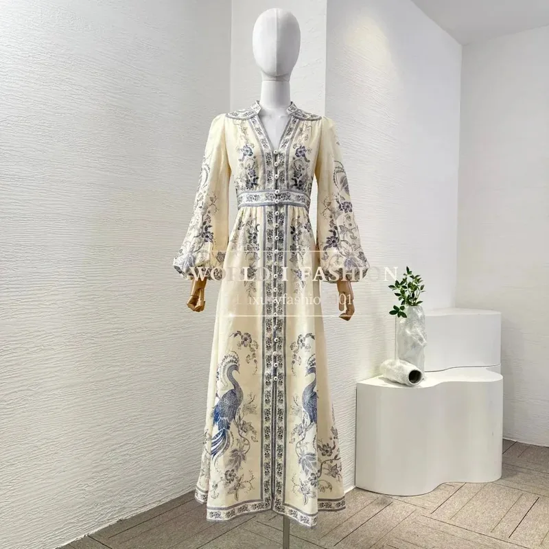 เดรสยาวปานกลางผ้าลินินแท้คุณภาพสูงลายดอกไม้สีขาวน้ำเงินพิมพ์ลายนก คอวี แขนยาว สำหรับผู้หญิง ปี 2025
