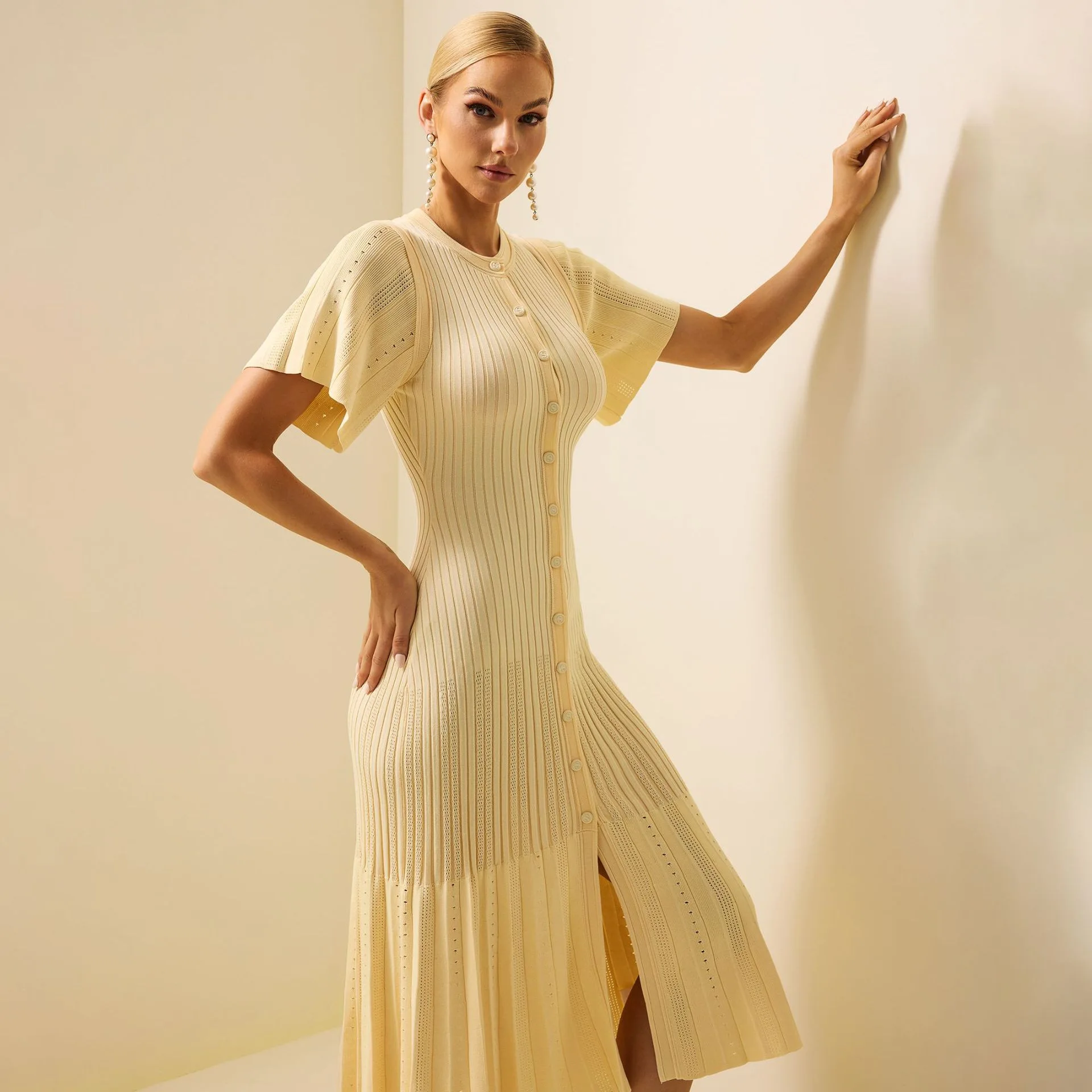 Abito midi da donna in maglia di design con dettagli smock |   Abito pullover a trapezio girocollo a maniche corte con bottone singolo
