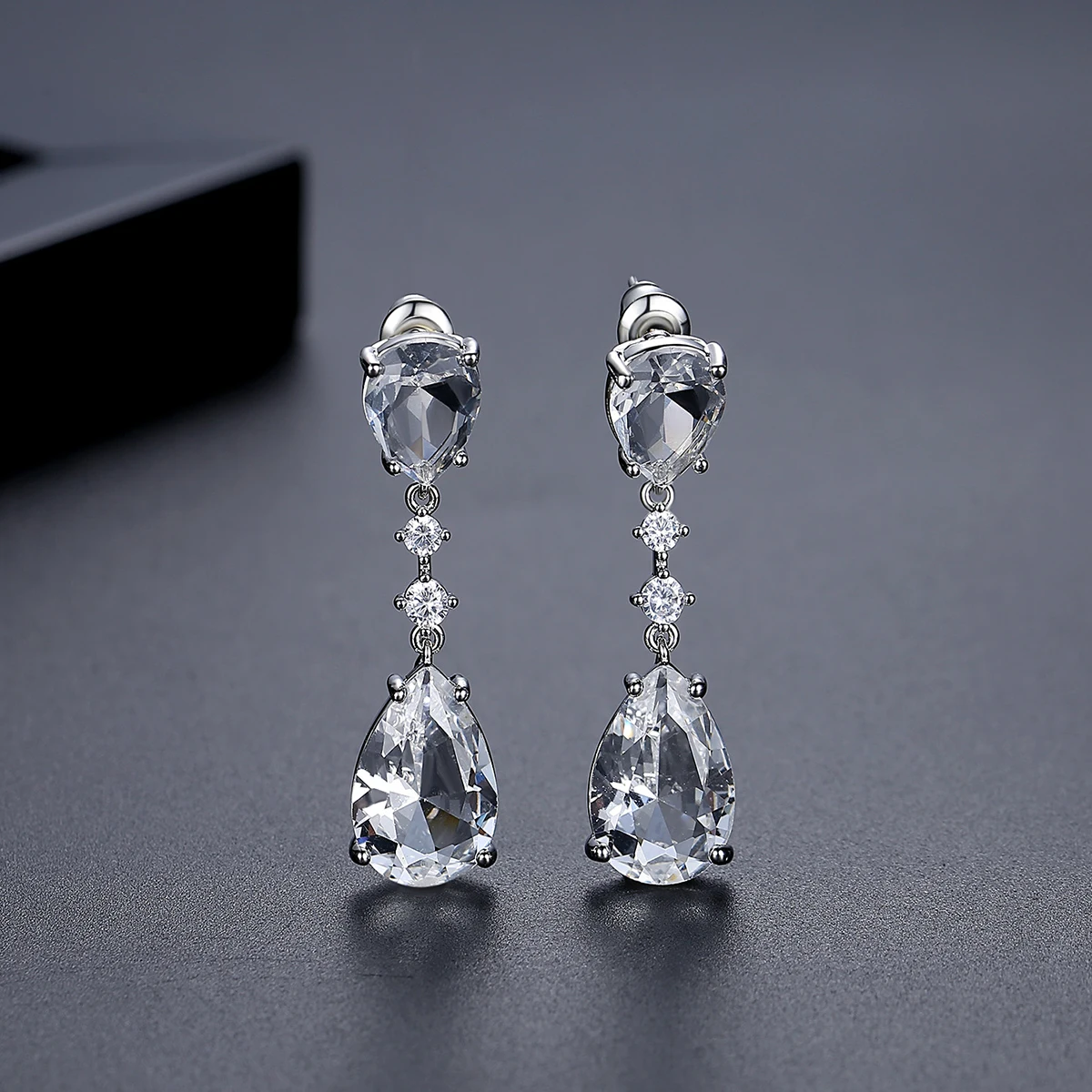 LUOTEEMI قطرة ماء أقراط متدلية من الزركونيا المكعبة للنساء براقة أنيقة براقة تصميم فاخر مجوهرات لحفلات الزفاف إكسسوار