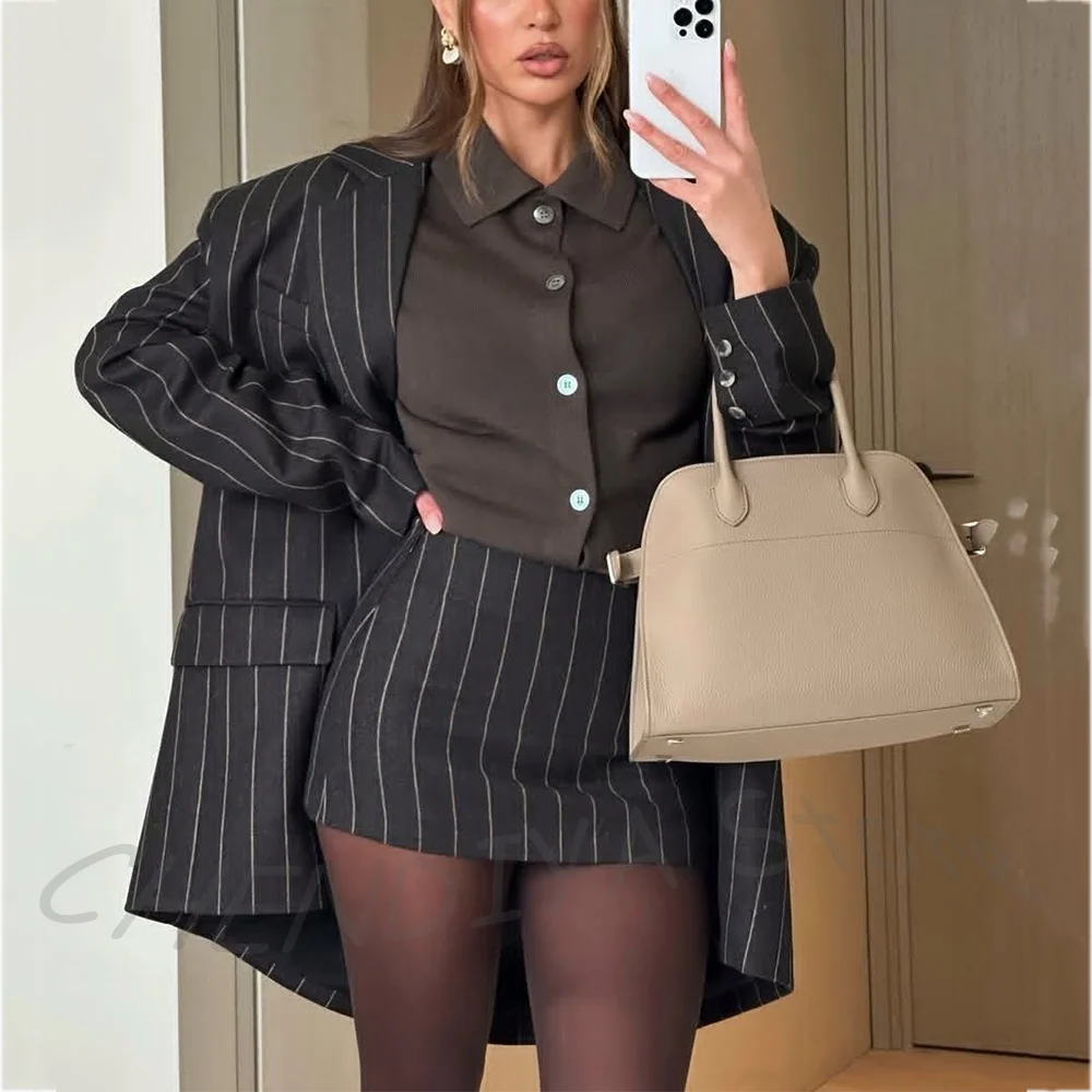 

Элегантный женский костюм в полоску: пиджак с отложным воротником и юбка-карандаш. Уникальный дизайн, высокое качество, повседневный стиль.