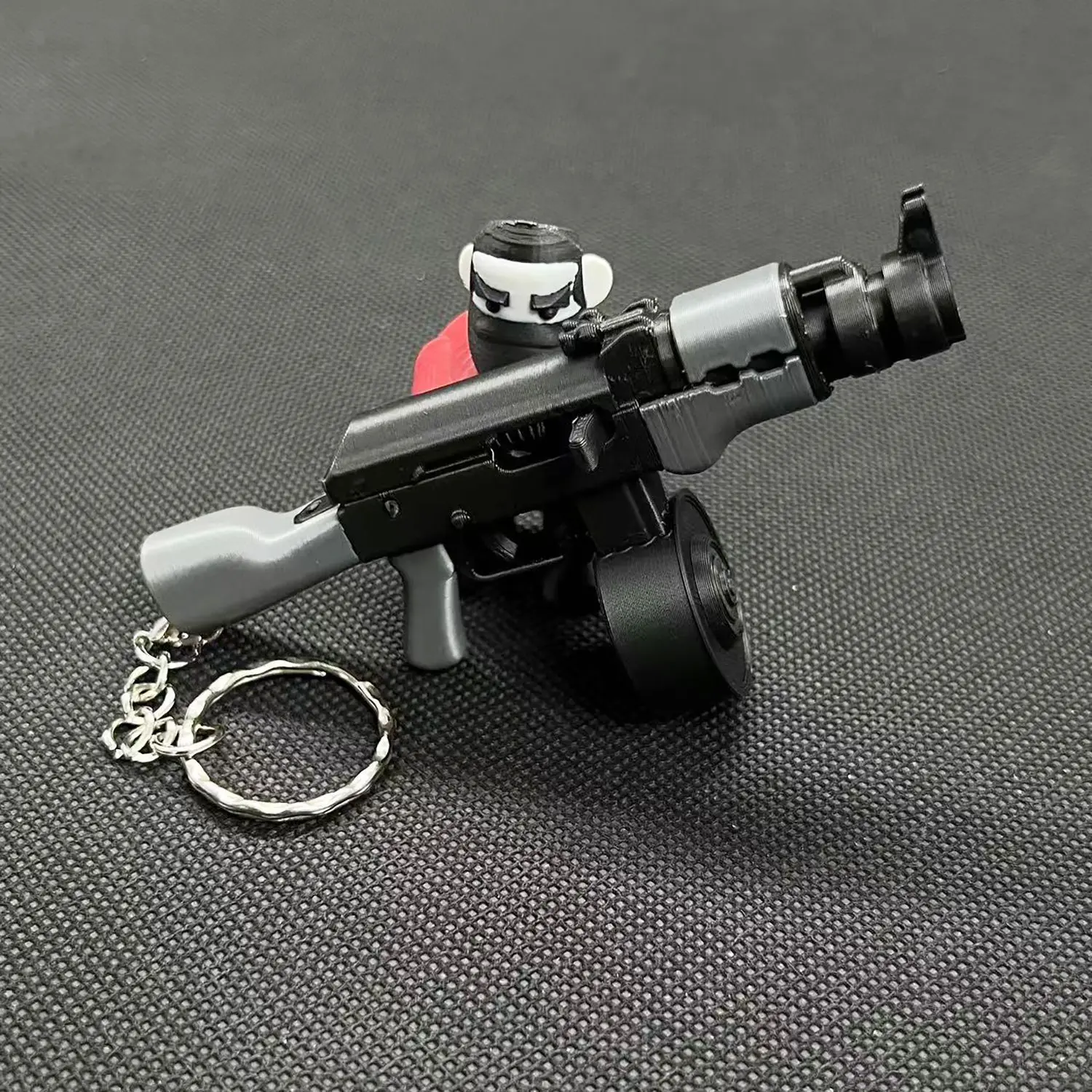 سلاسل مفاتيح صغيرة AK47 مع خراطيش طبل المجلات 50 رصاصة بلاستيكية نماذج لعبة قابلة للإطلاق لحقيبة الظهر قلادة هدية للرجال