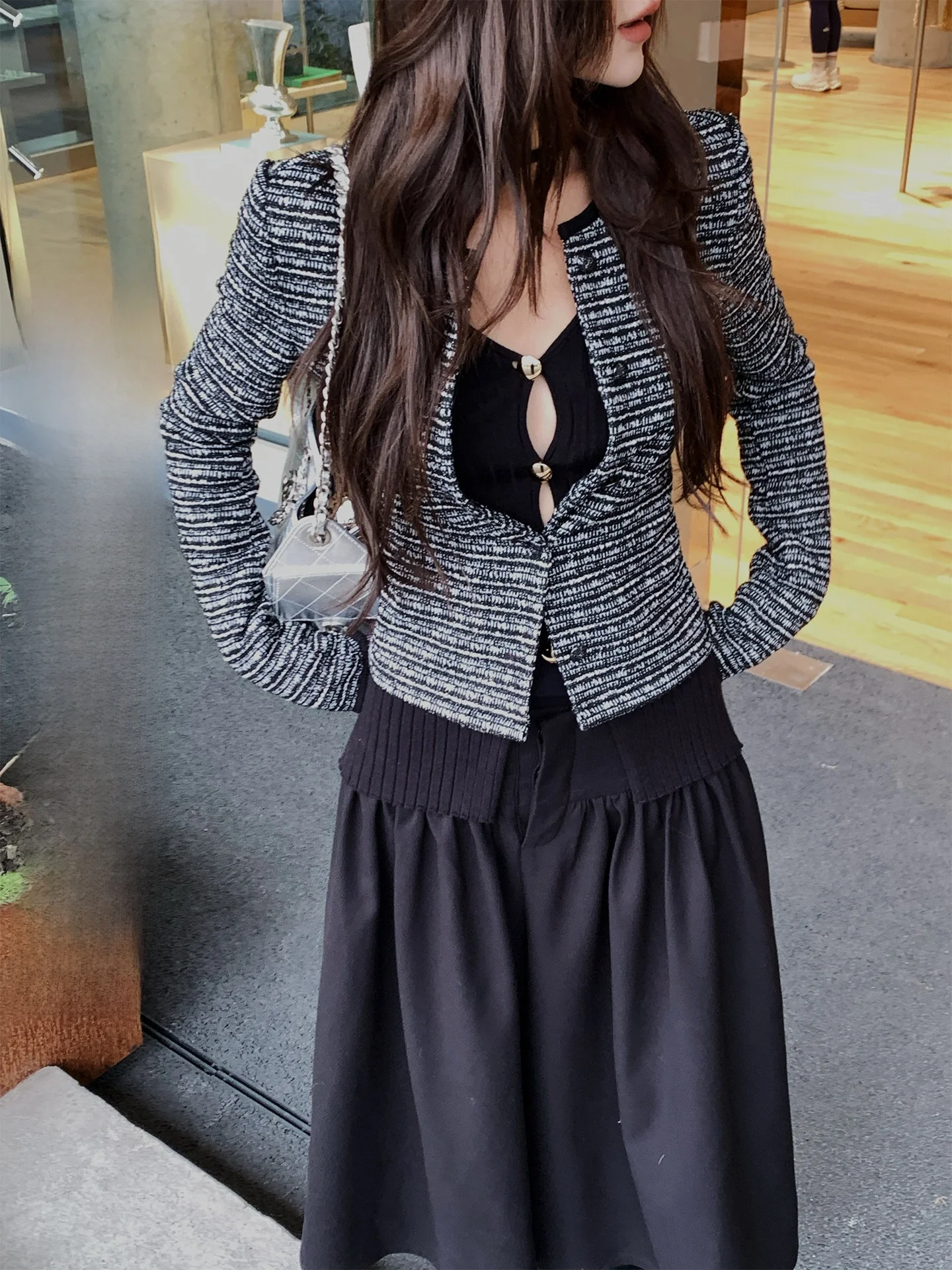 

Ретро-люксовый короткий жакет для женщин: приталенный кардиган из фактурного грубого твида, создающий ощущение высокого класса, для весеннего сезона.