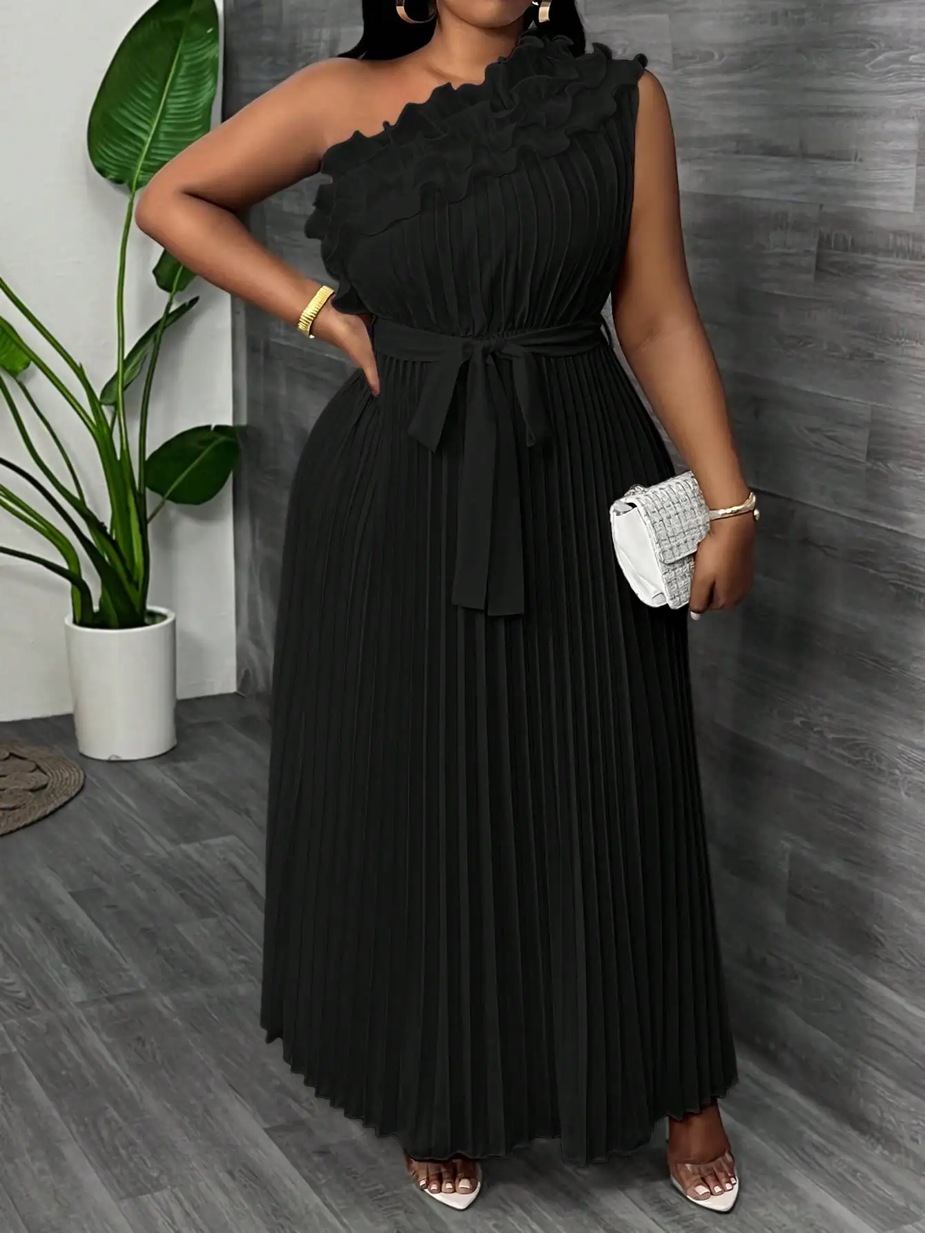 

Платье макси с одним открытым плечом, рюшами, плиссировкой и завязкой на талии для полных женщин