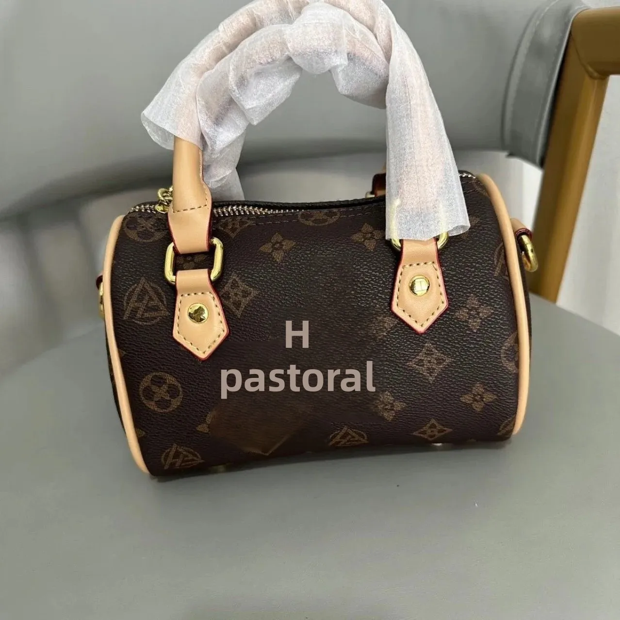 حقيبة كروس صغيرة على شكل وسادة عصرية ذات جودة عصرية من Louis Fragrance حقيبة بوسطن عصرية متوسطة الصلابة وبطانة من البوليستر بسحاب للإغلاق #3