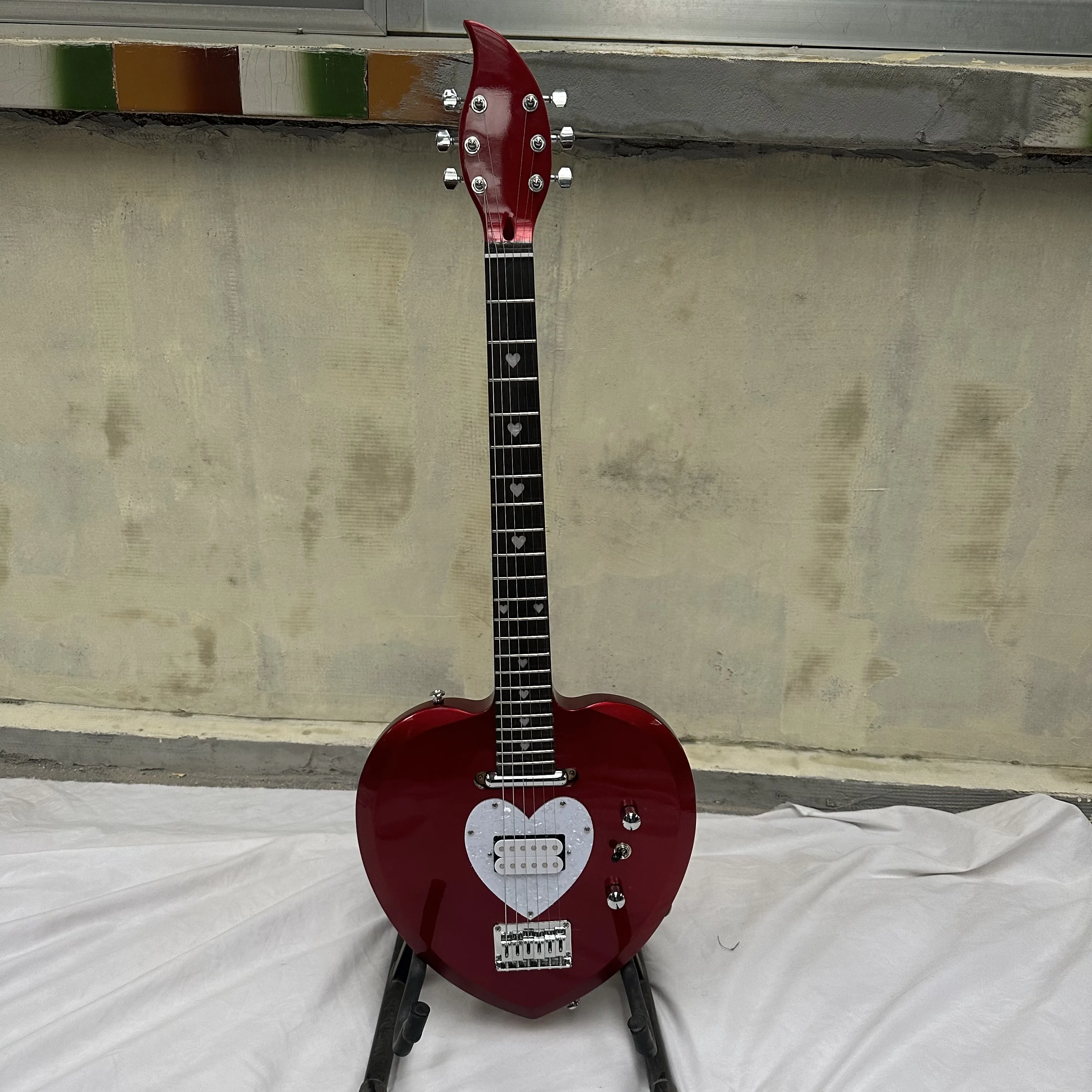 In stock Love Split Electric Guitar Pearl White Heart-shaped Single and Double Pickups guitara guitarra