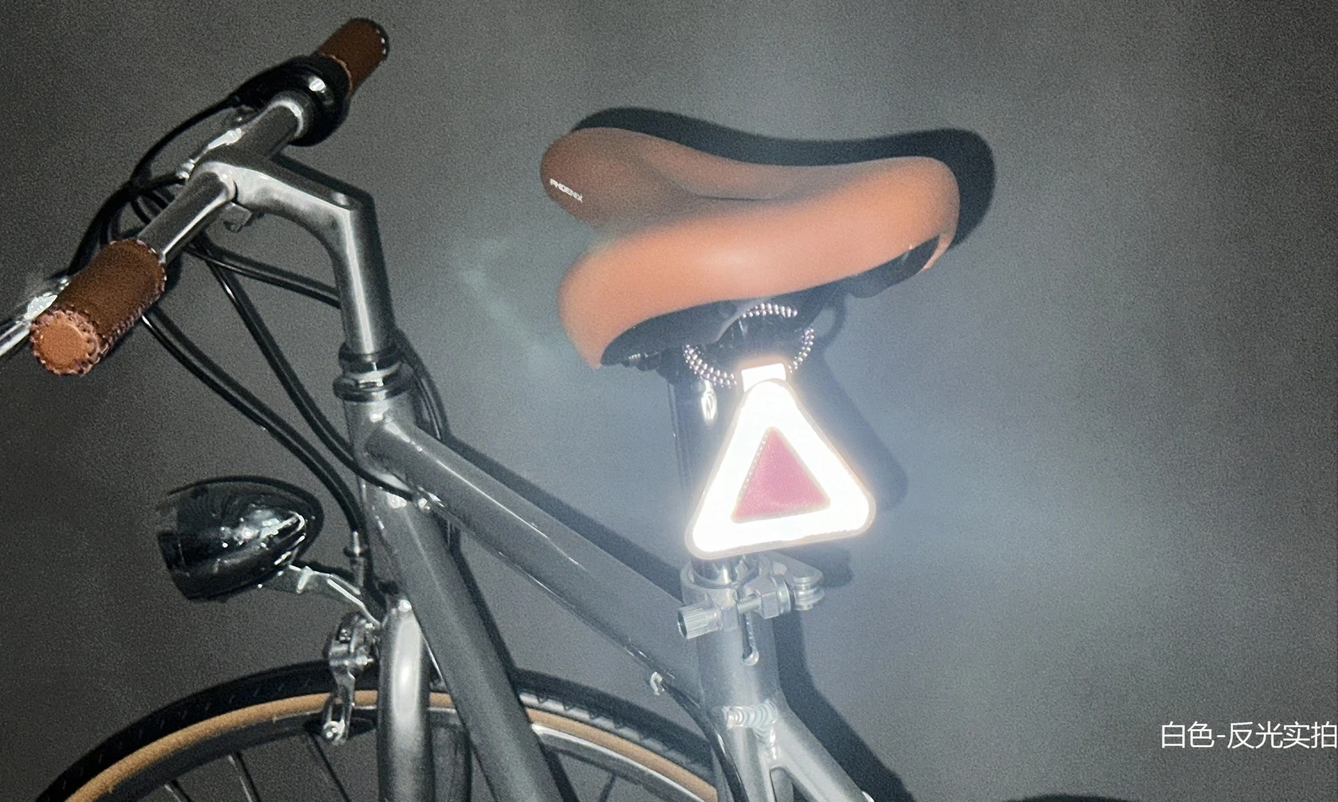Multifunktionales elastisches reflektierendes Dreiecksschild, Fahrradsattel-Hängereflektor, Sicherheitswarnetikett für Nachtfahrten zur Sicherheit. – Detail 11