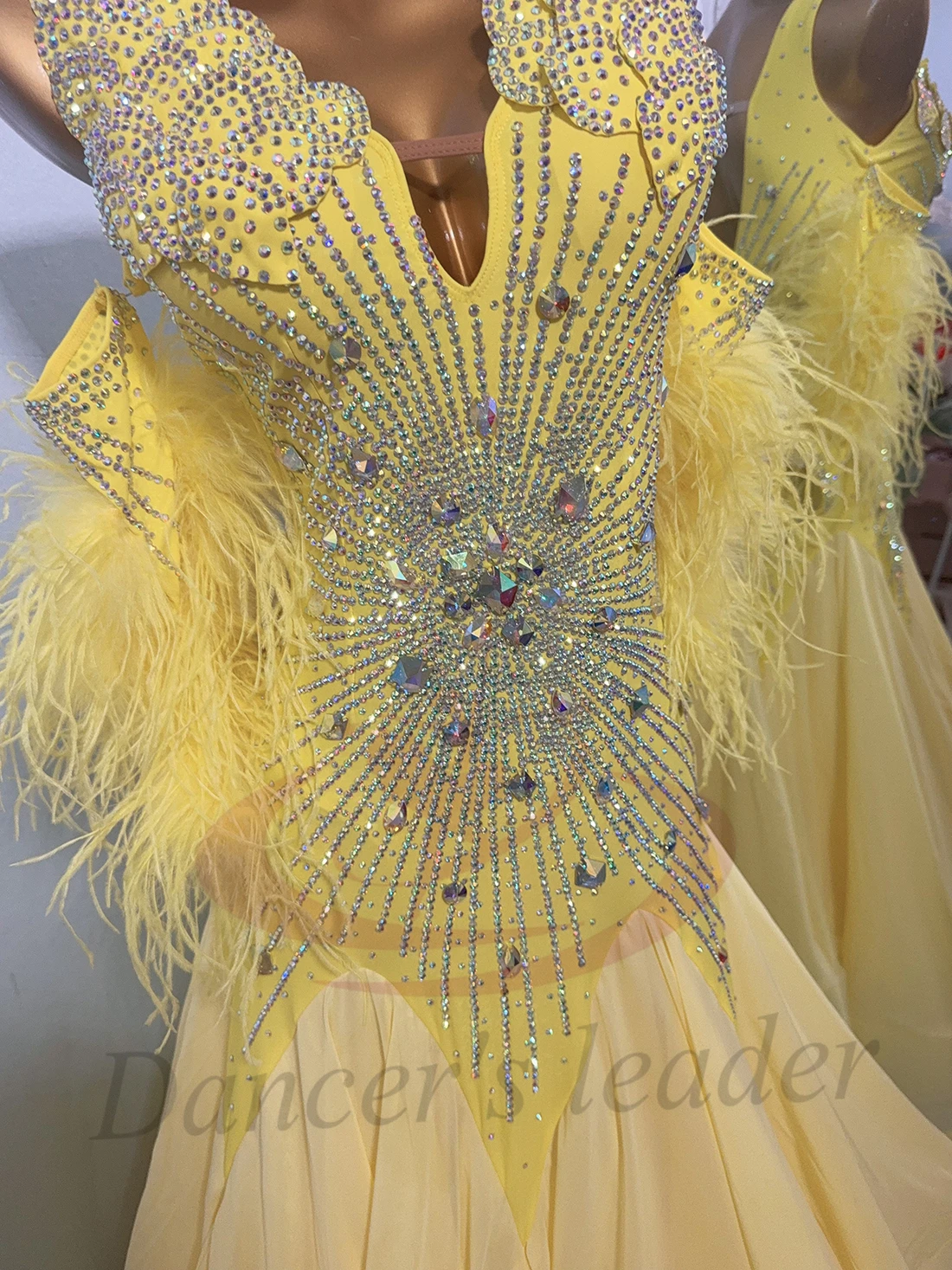 여성, 성인 및 어린이를위한 라틴 댄스 의상 라인 석, 하이 엔드 맞춤형 노란색 현대 대형 스커트 왈츠 드레스
