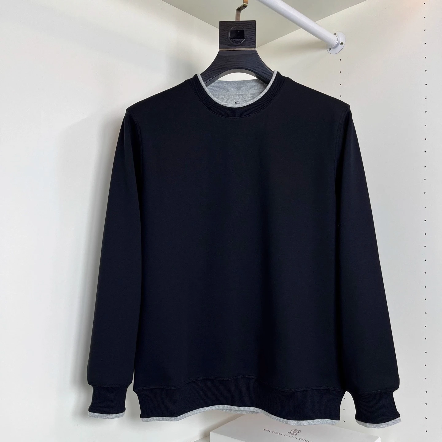 

BC stacked fake two-piece solid-color simple embroidered crew neck long-sleeved sweater