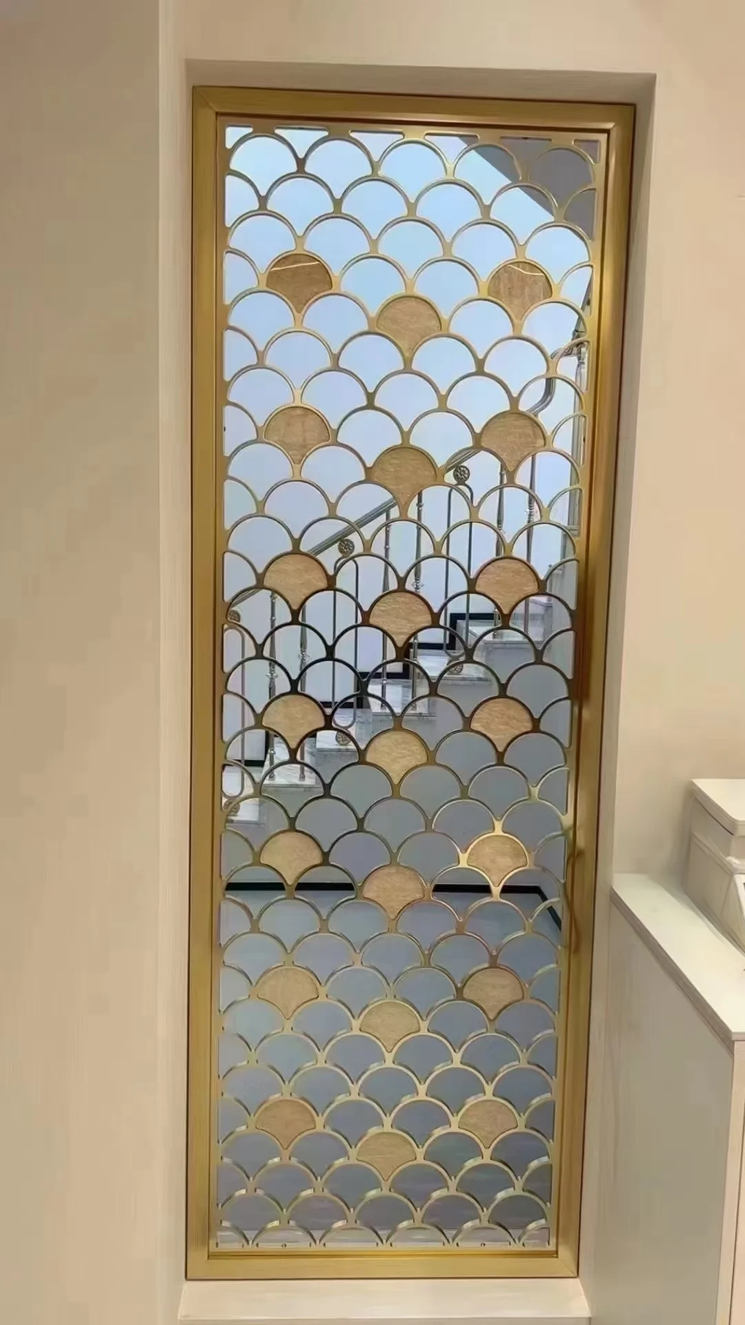 Luxury Modern Stainless Steel Aluminum Curve Multi-Functional Room Divider Indoor/Outdoor Decorative Screen Partition Brass