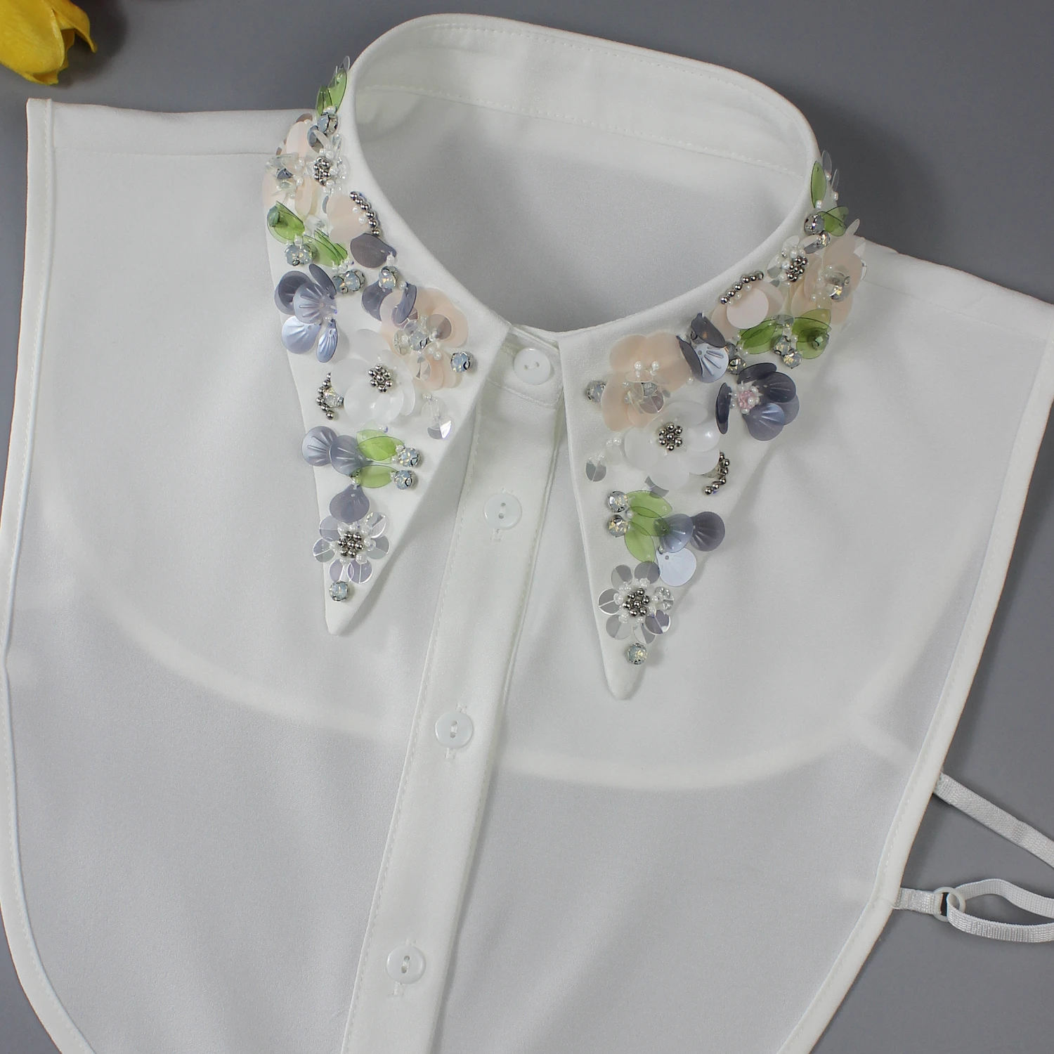 1 morceau de faux col femme luxueux et élaboré avec des perles et des paillettes complexes, doté d'un style bohème. Ce Delu