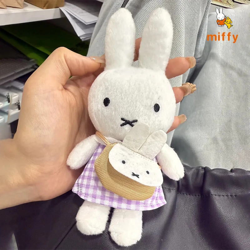 Kawaii Miffy Plush จี้อะนิเมะกระโปรงลายสก๊อตสีม่วงกระต่ายตุ๊กตาของเล่นกระเป๋าเป้สะพายหลังการ์ตูนอุปกรณ์เสริม Dopamine พวงกุญแจสาวของขวัญ