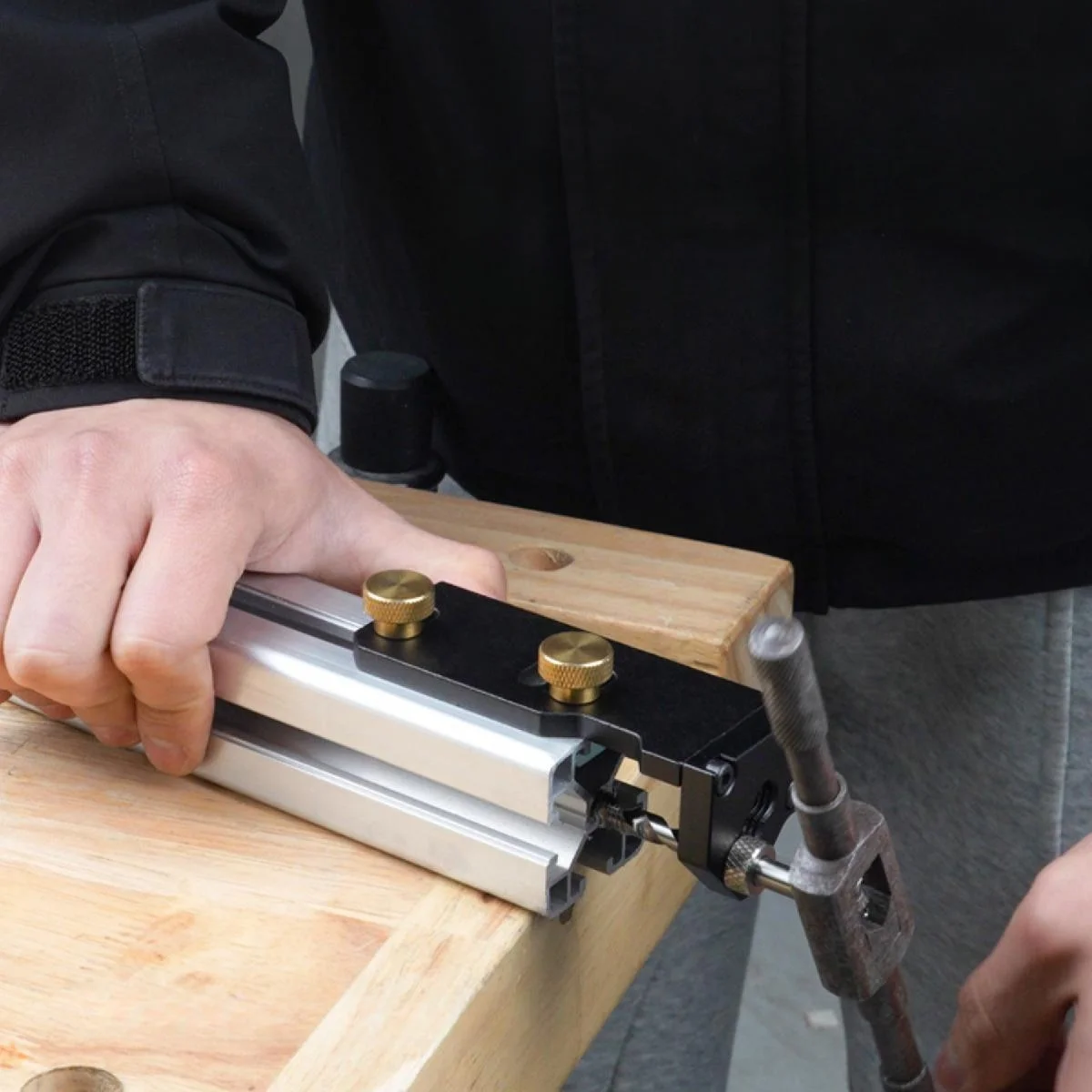 Strumento ausiliario Filettatura manuale Mobili fai-da-te Toccando manuale compatto Localizzatore di maschere versatile per profili in alluminio di tipo 20/30/40